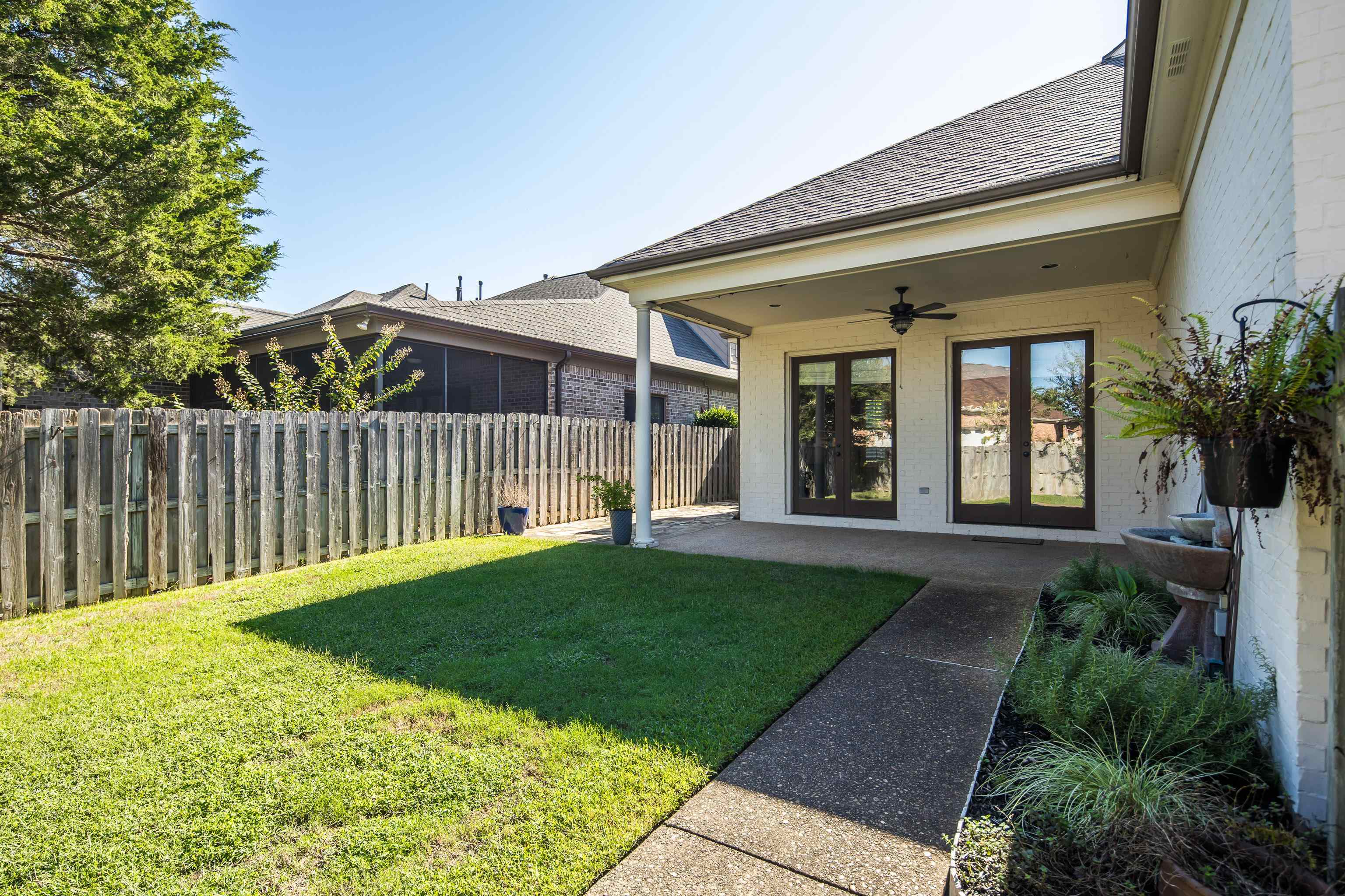 1903 E LAUREL HOLLOW LN