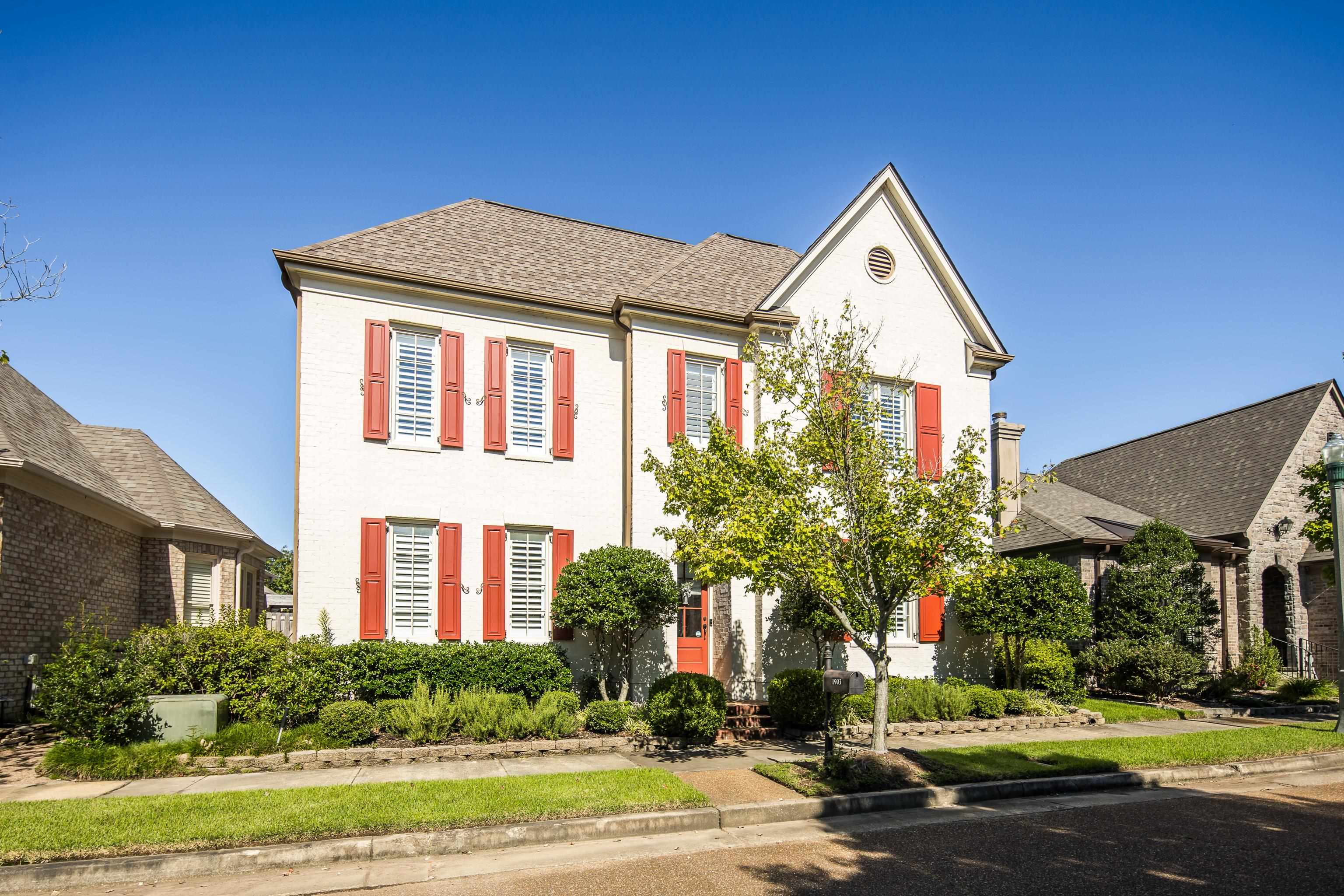 1903 E LAUREL HOLLOW LN