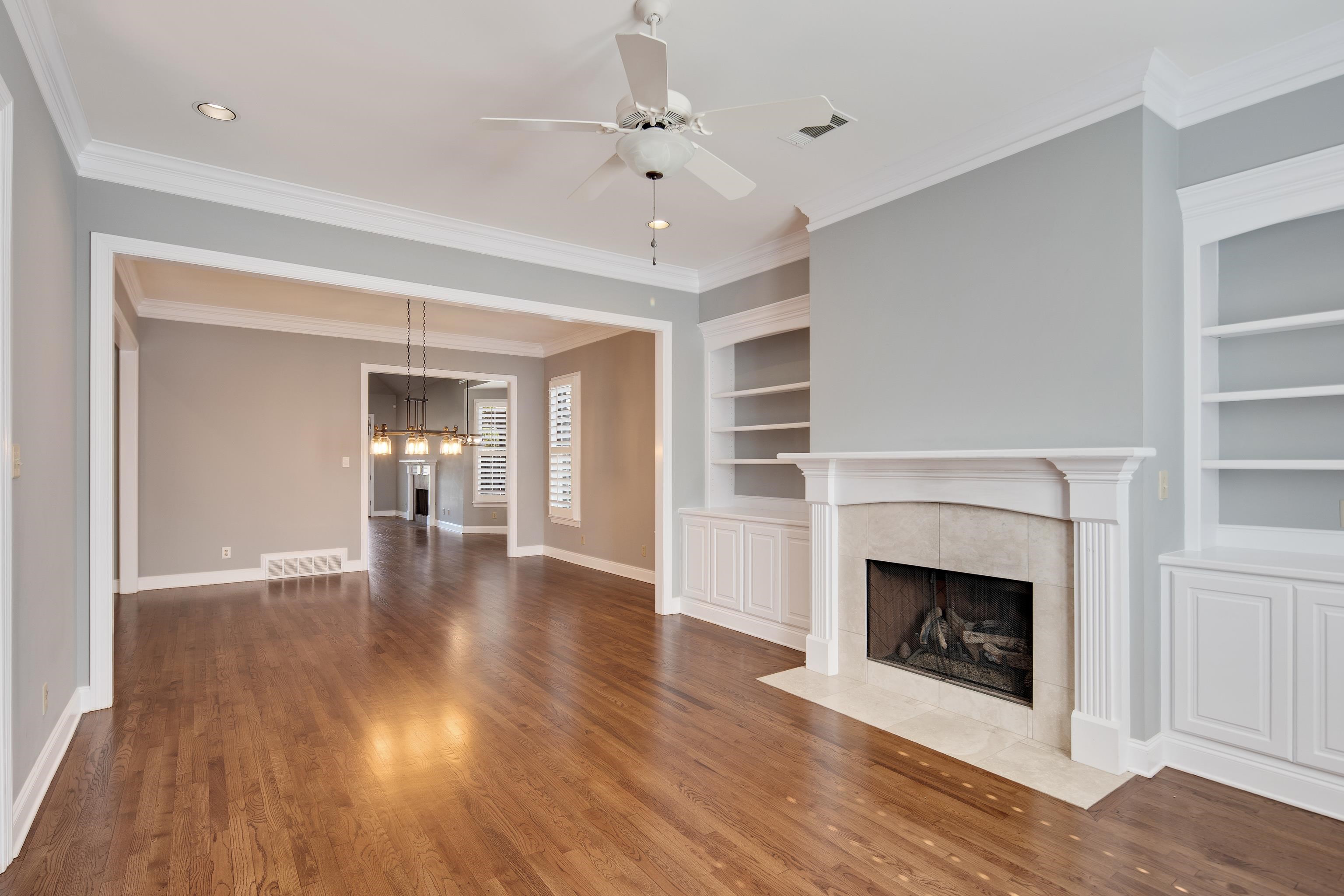 1903 E LAUREL HOLLOW LN