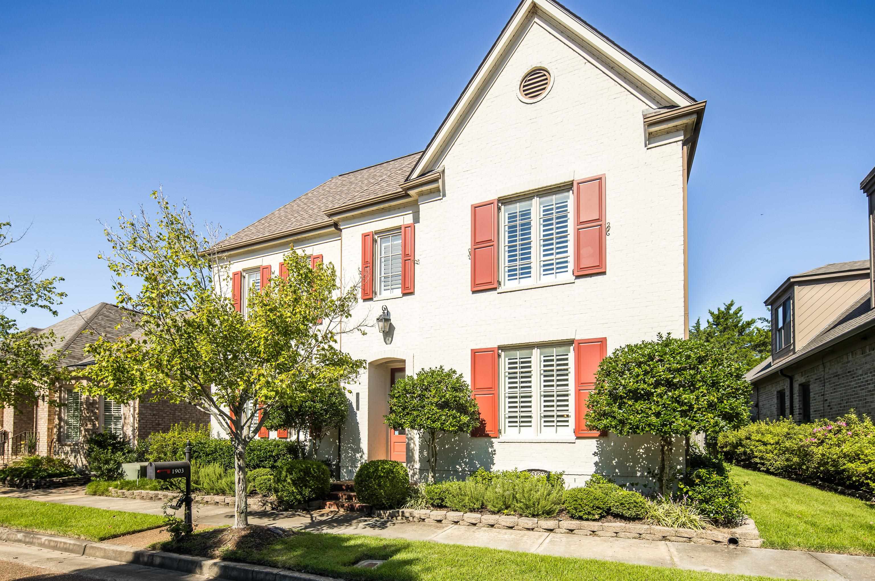1903 E LAUREL HOLLOW LN