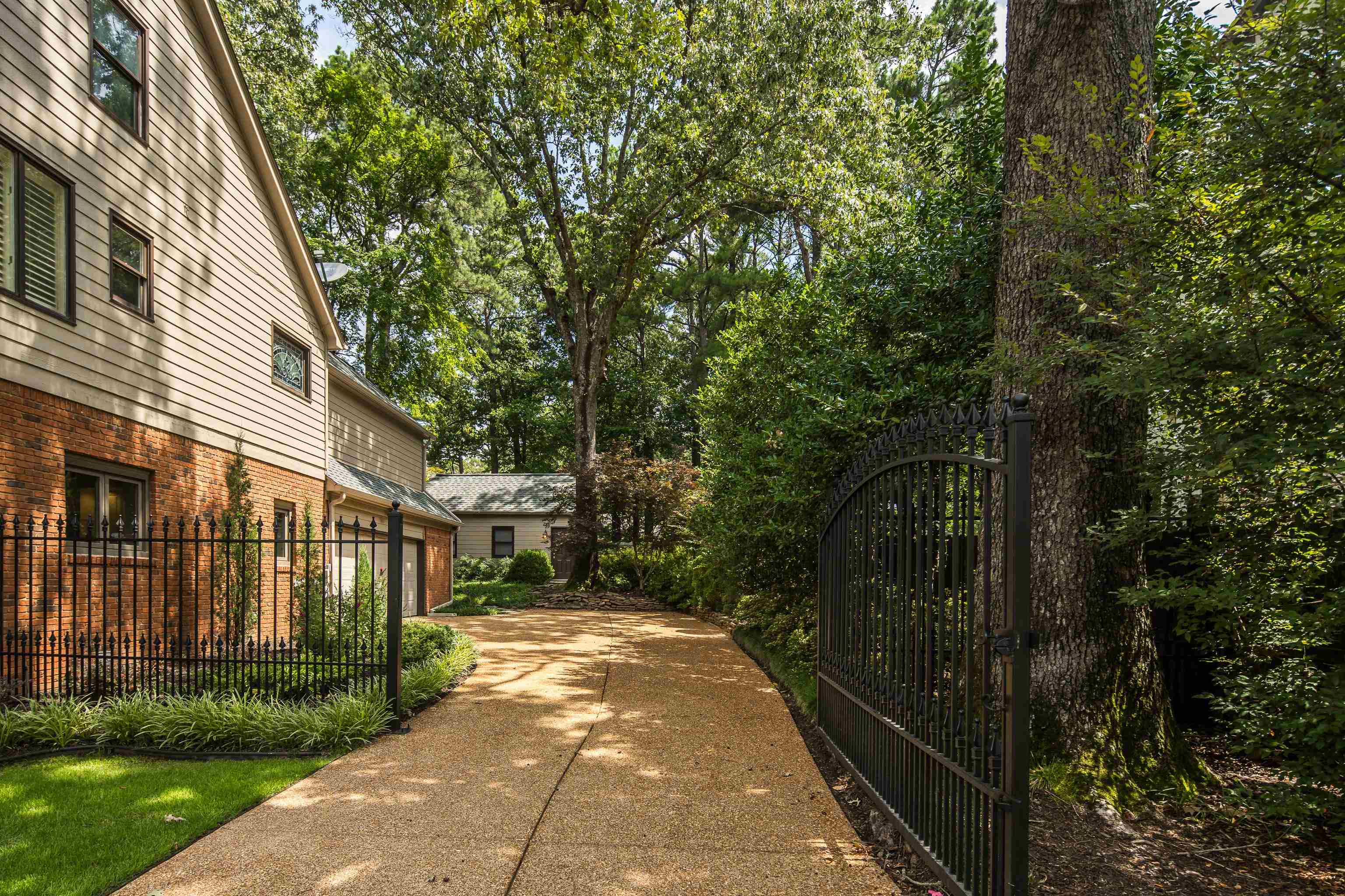 8494 WOODLANE DR