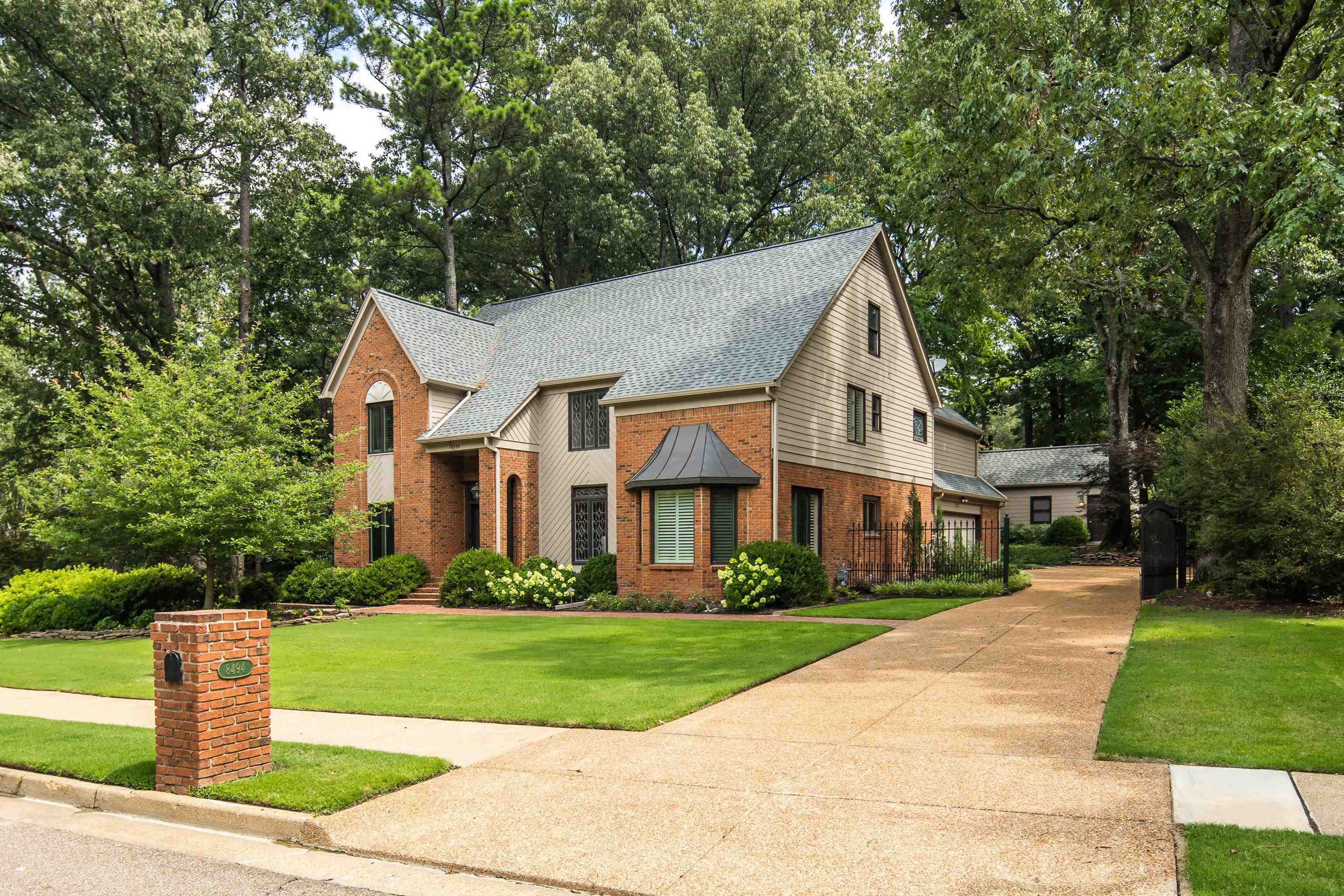 8494 WOODLANE DR