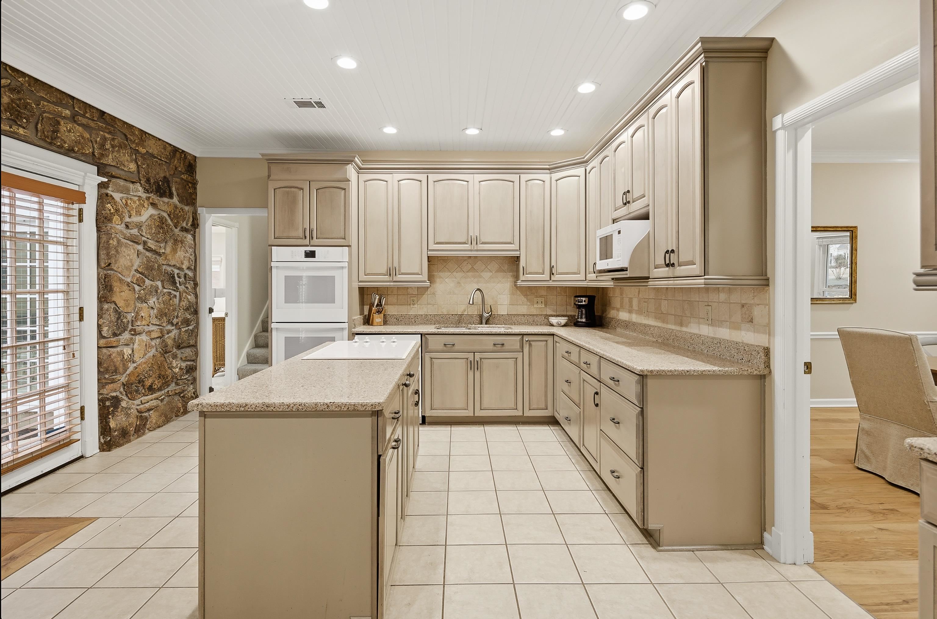 3056 COUNTRY PLACE DR W