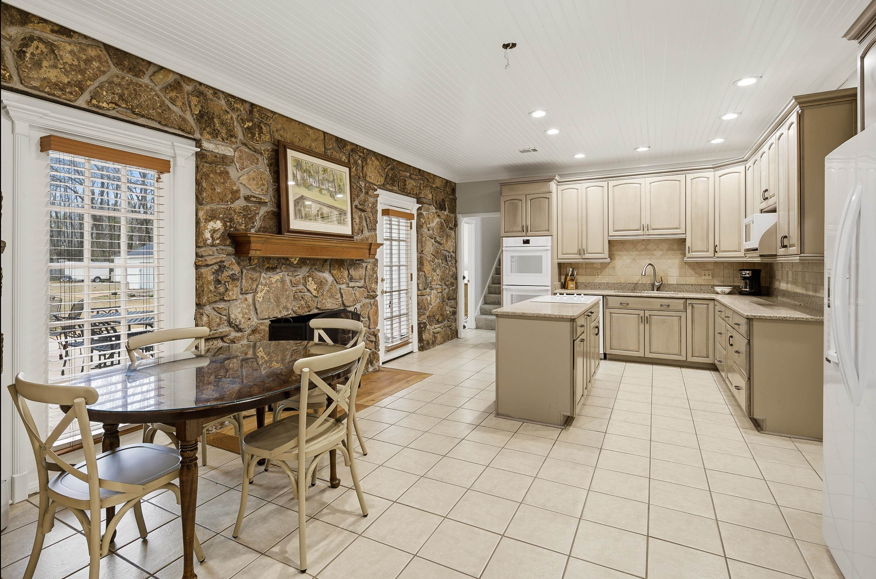 3056 COUNTRY PLACE DR W