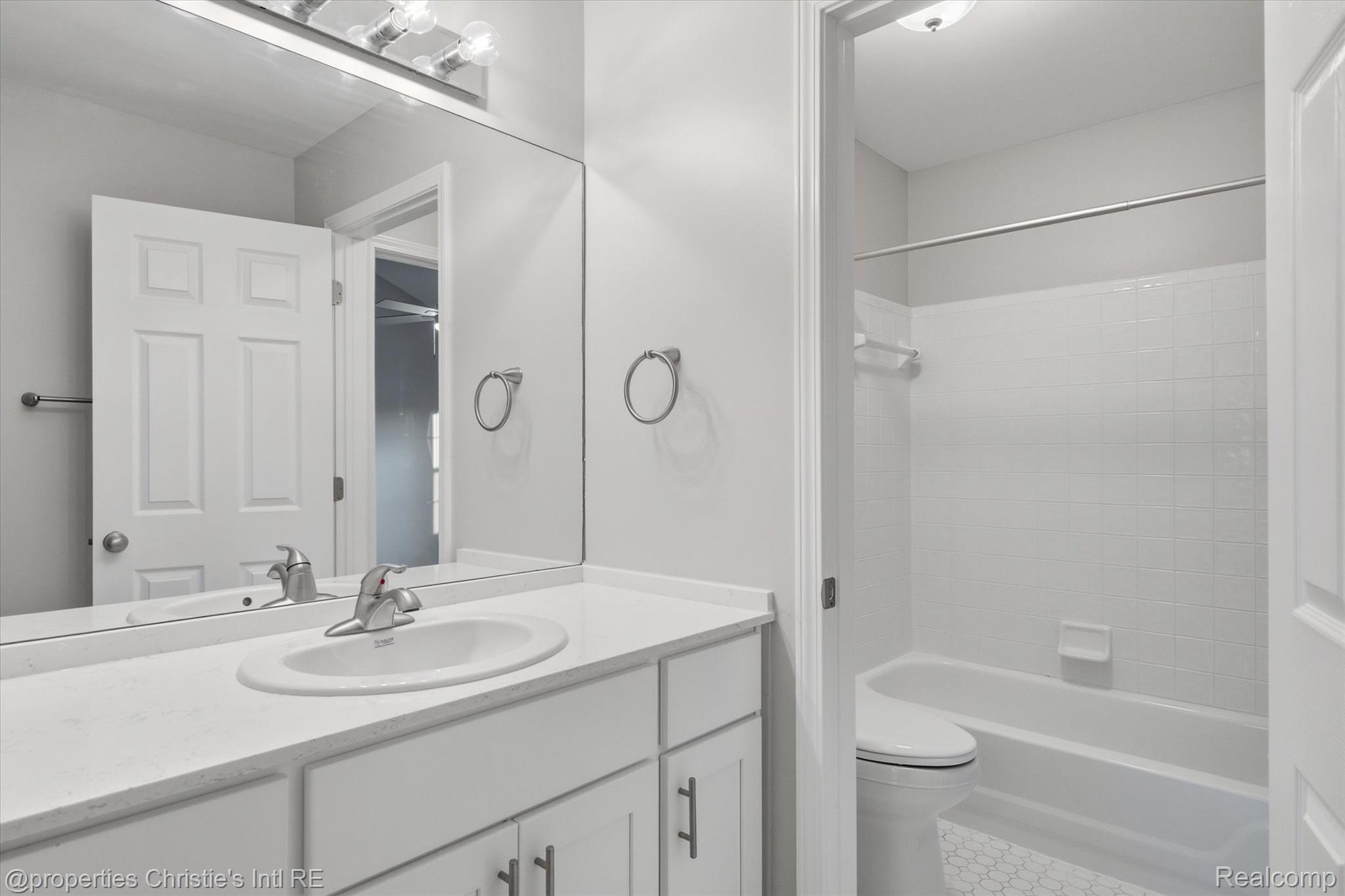 483 W Lincoln Avenue