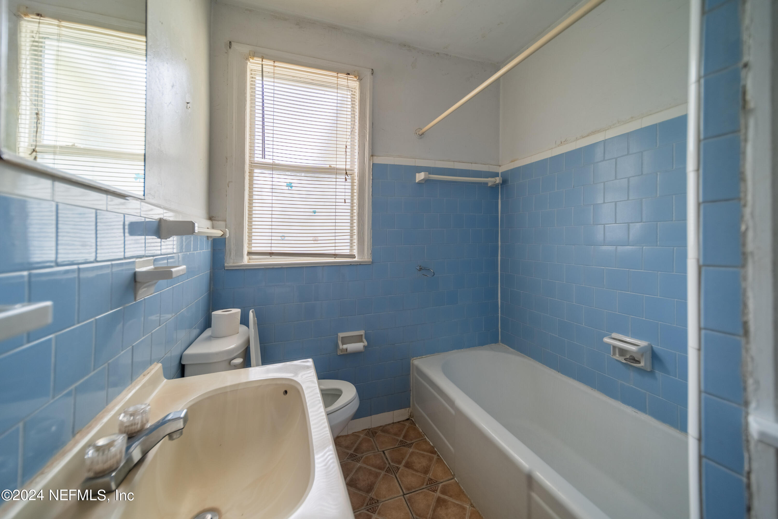 1212 MONTEREY Street