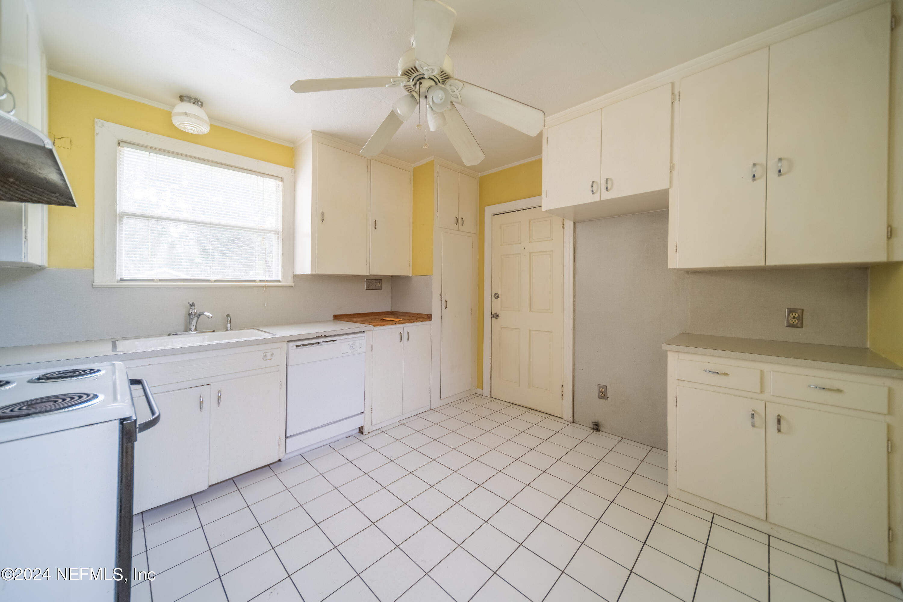 1212 MONTEREY Street