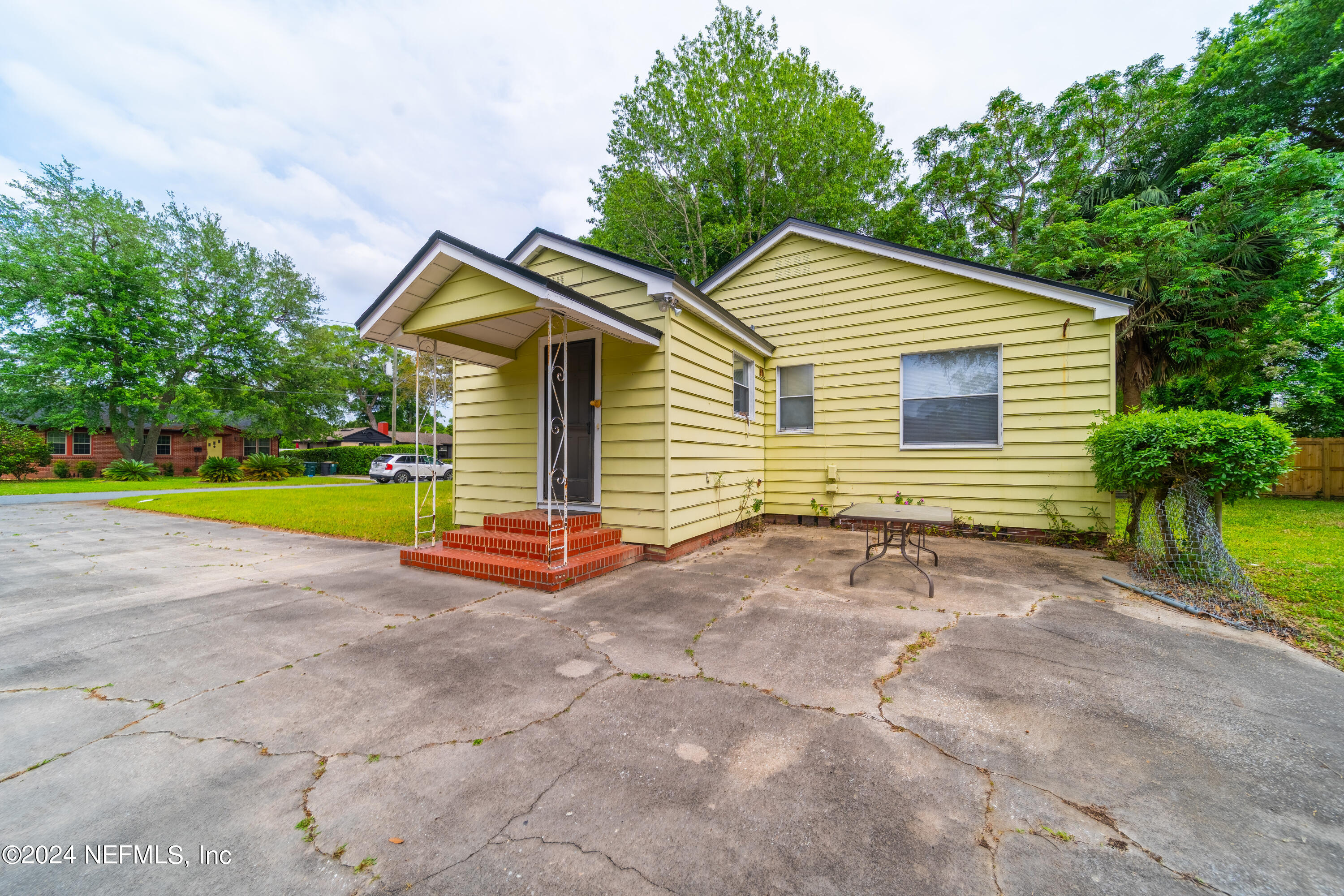 1212 MONTEREY Street