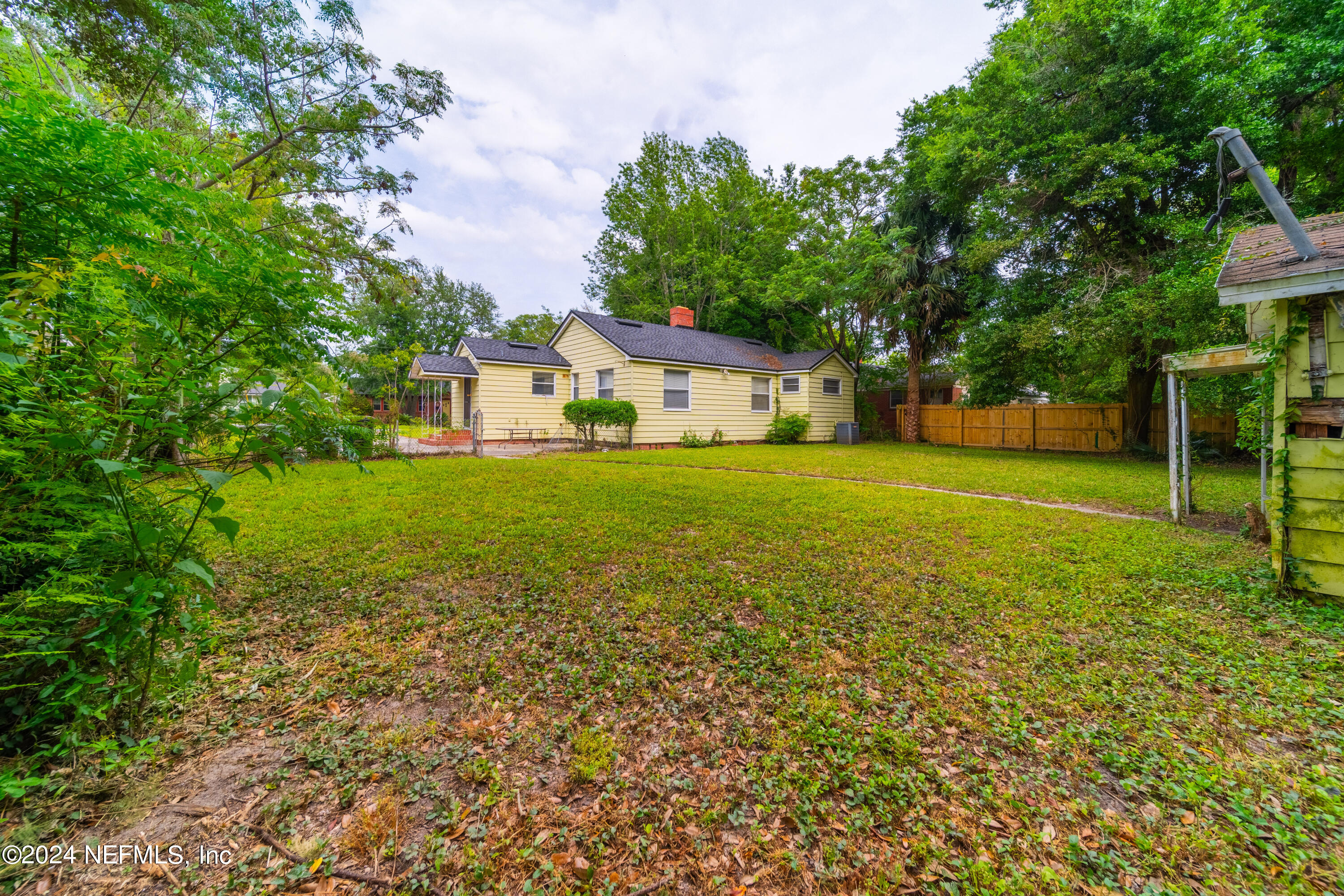 1212 MONTEREY Street