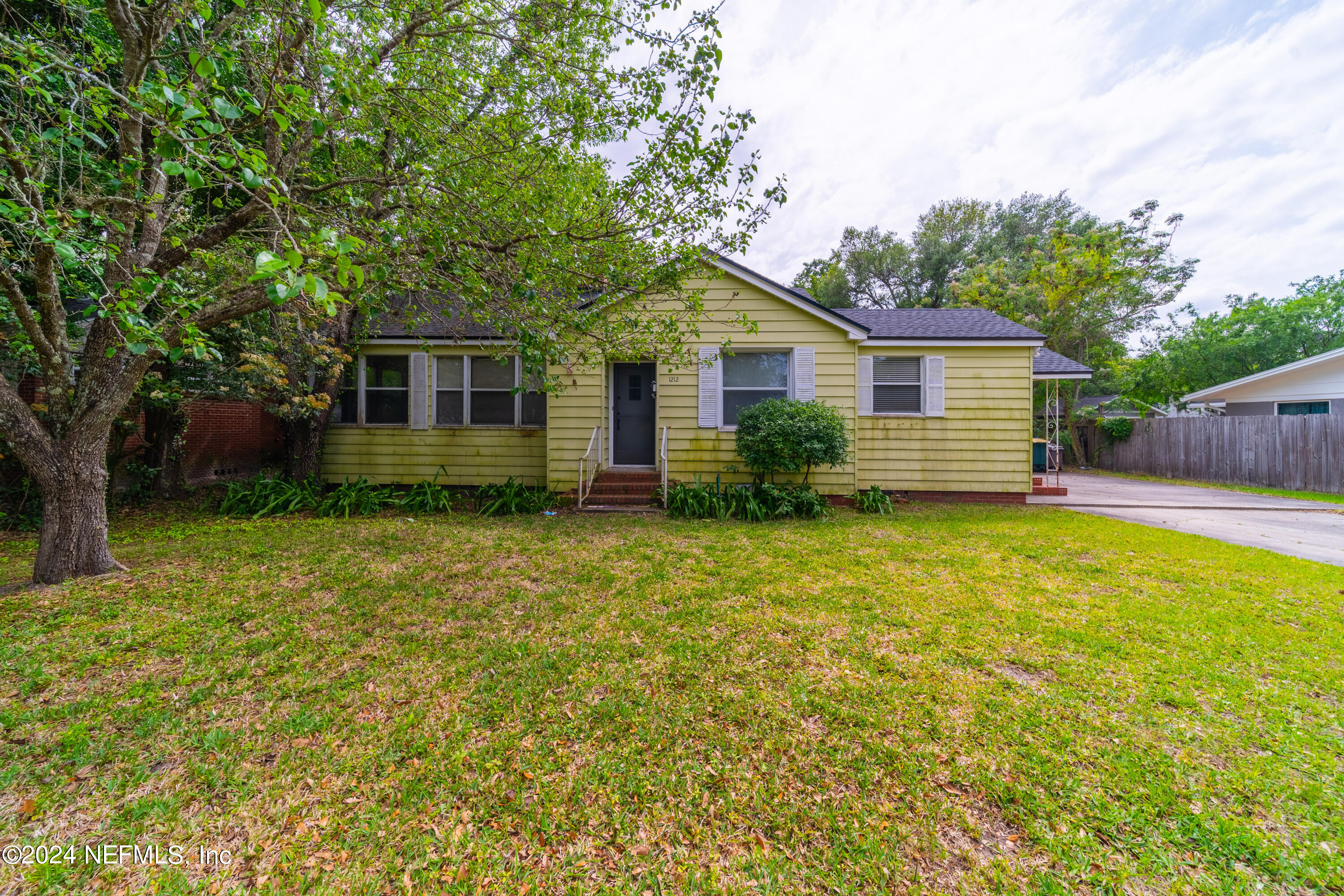 1212 MONTEREY Street