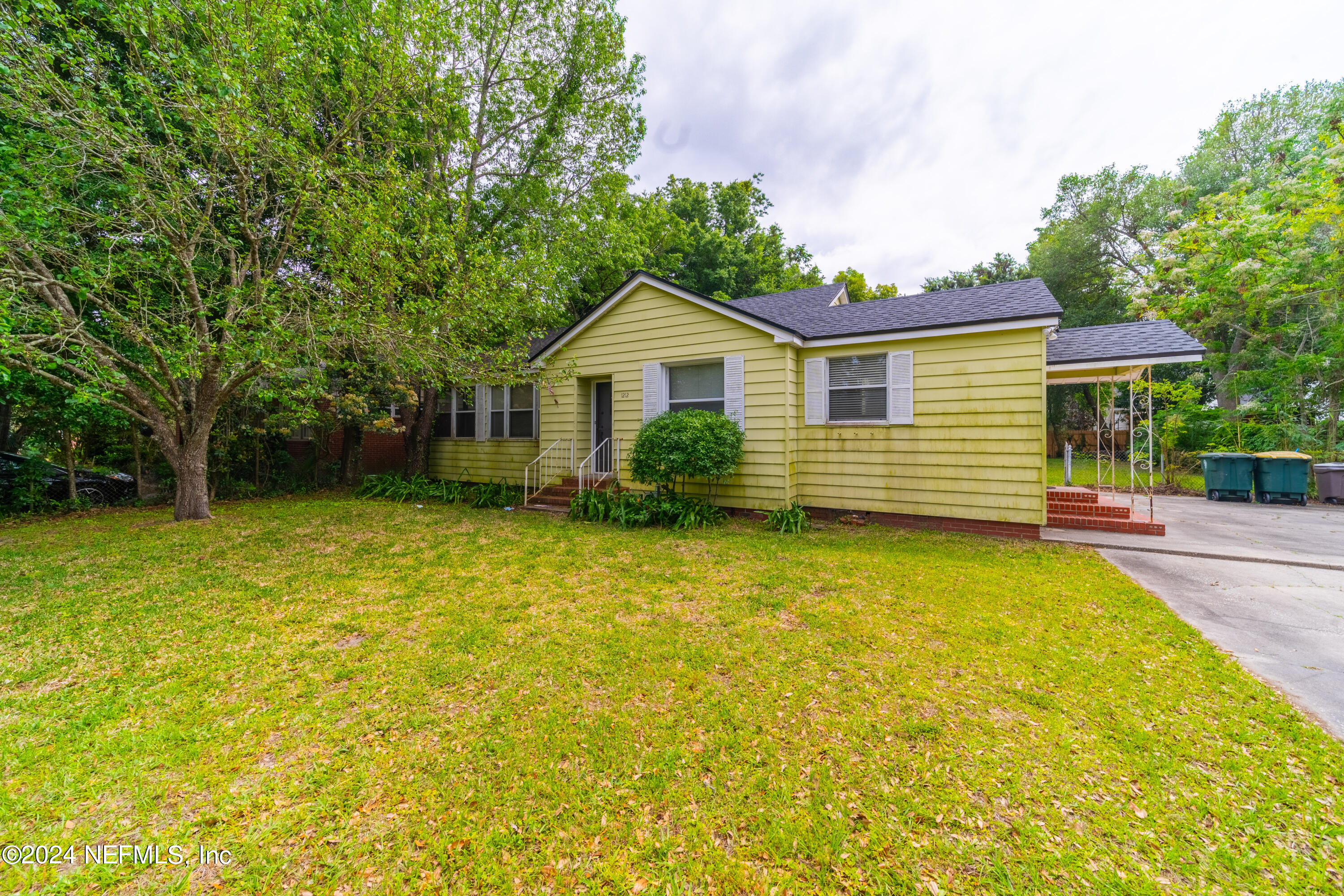 1212 MONTEREY Street