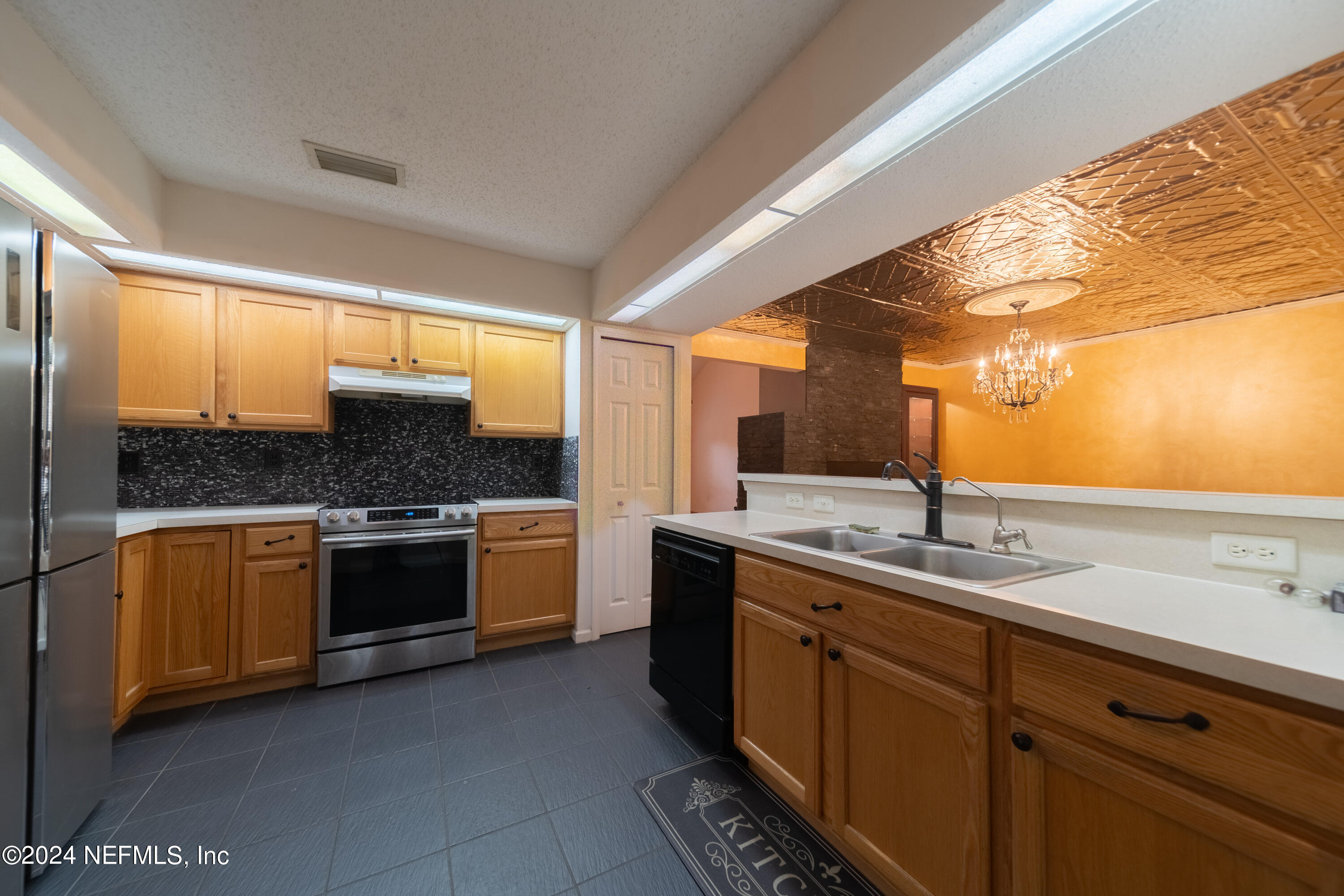 1174 NATIVE DANCER Court