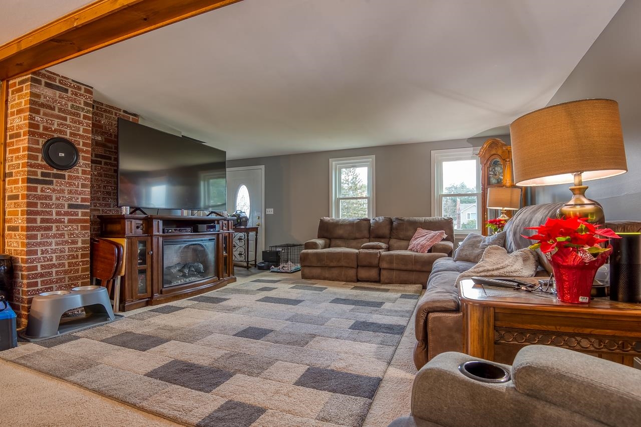 6 Rollins Farm Road