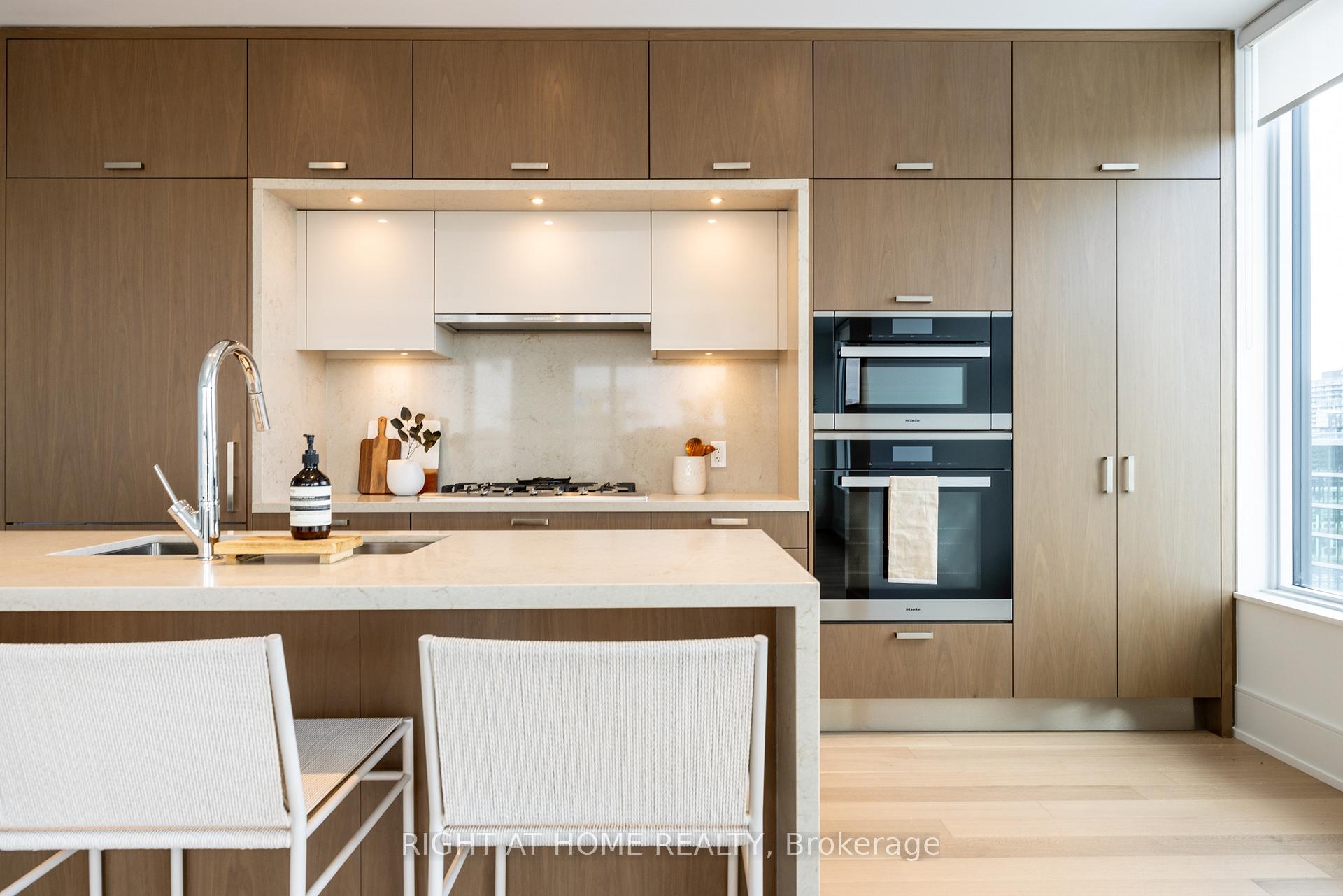 455 Wellington St W Unit: 1110