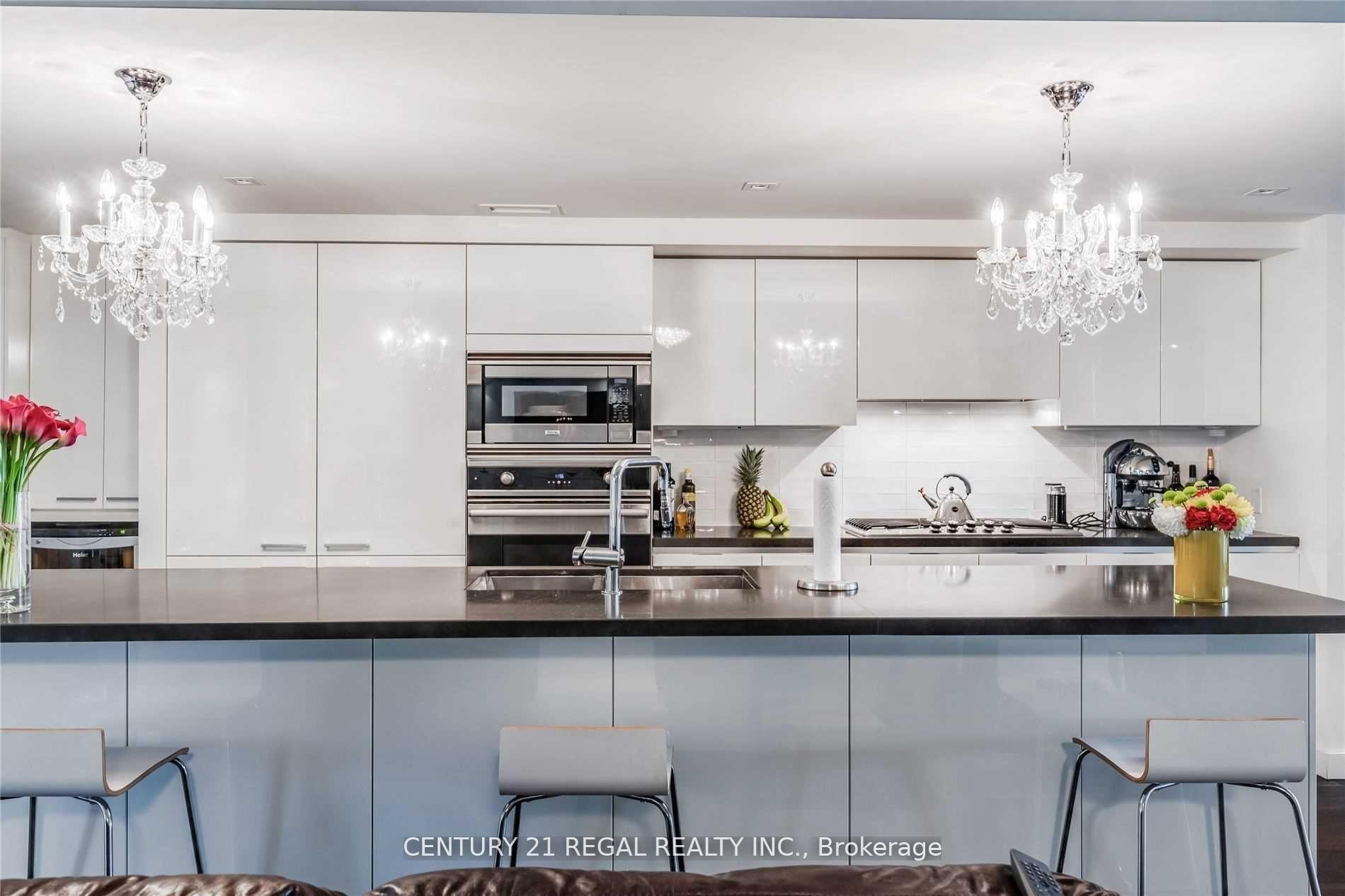 500 Wellington St W Unit: 201