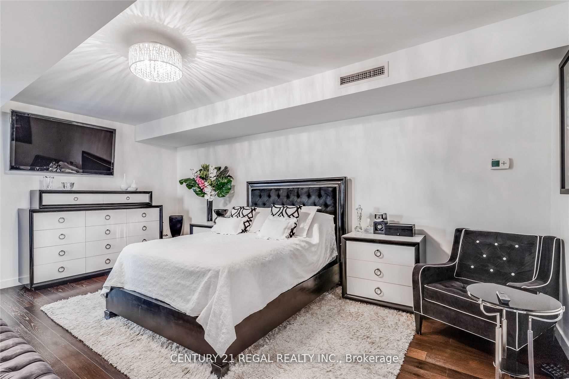 500 Wellington St W Unit: 201