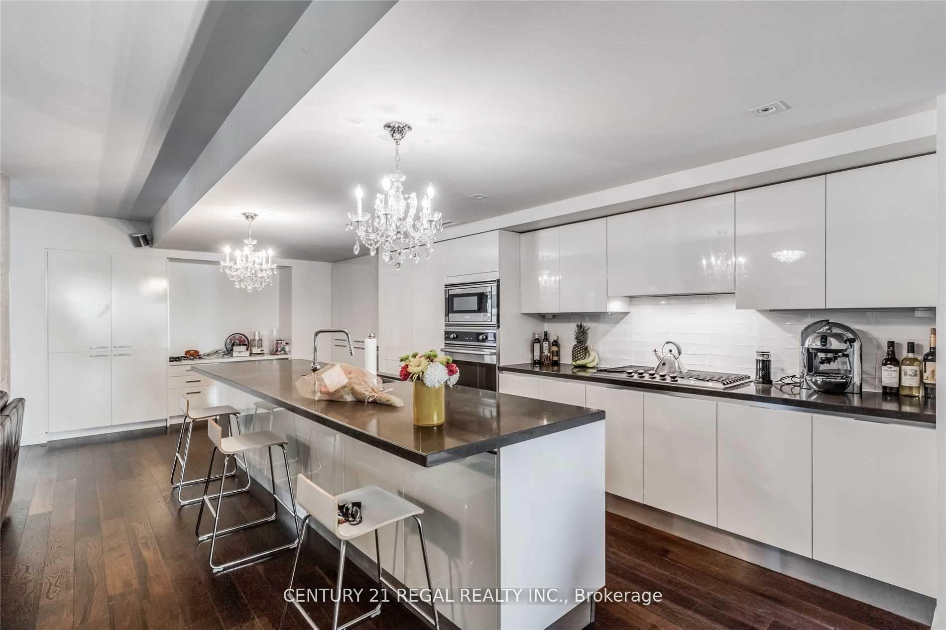 500 Wellington St W Unit: 201