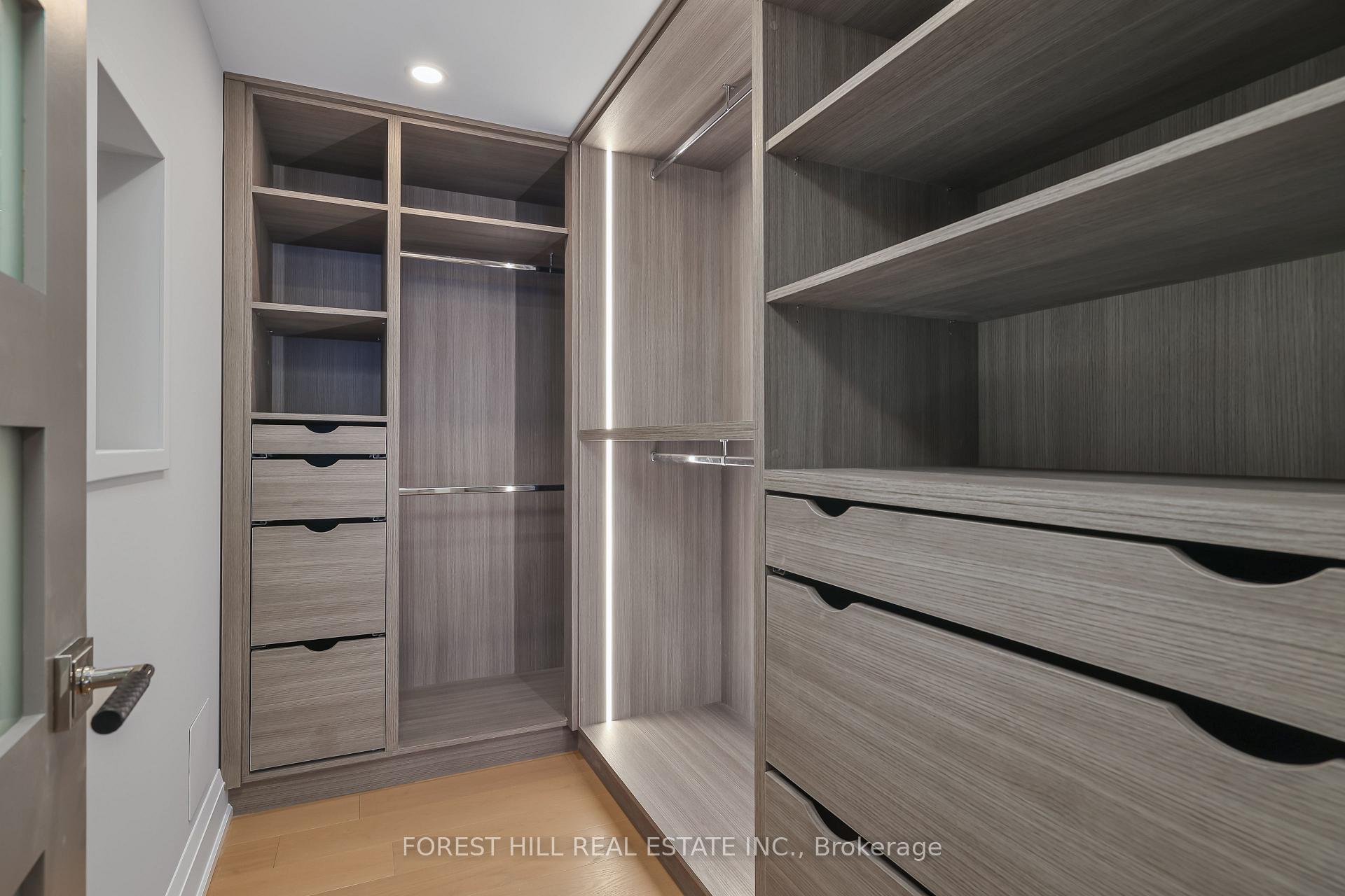 33 University Ave Unit: 2702