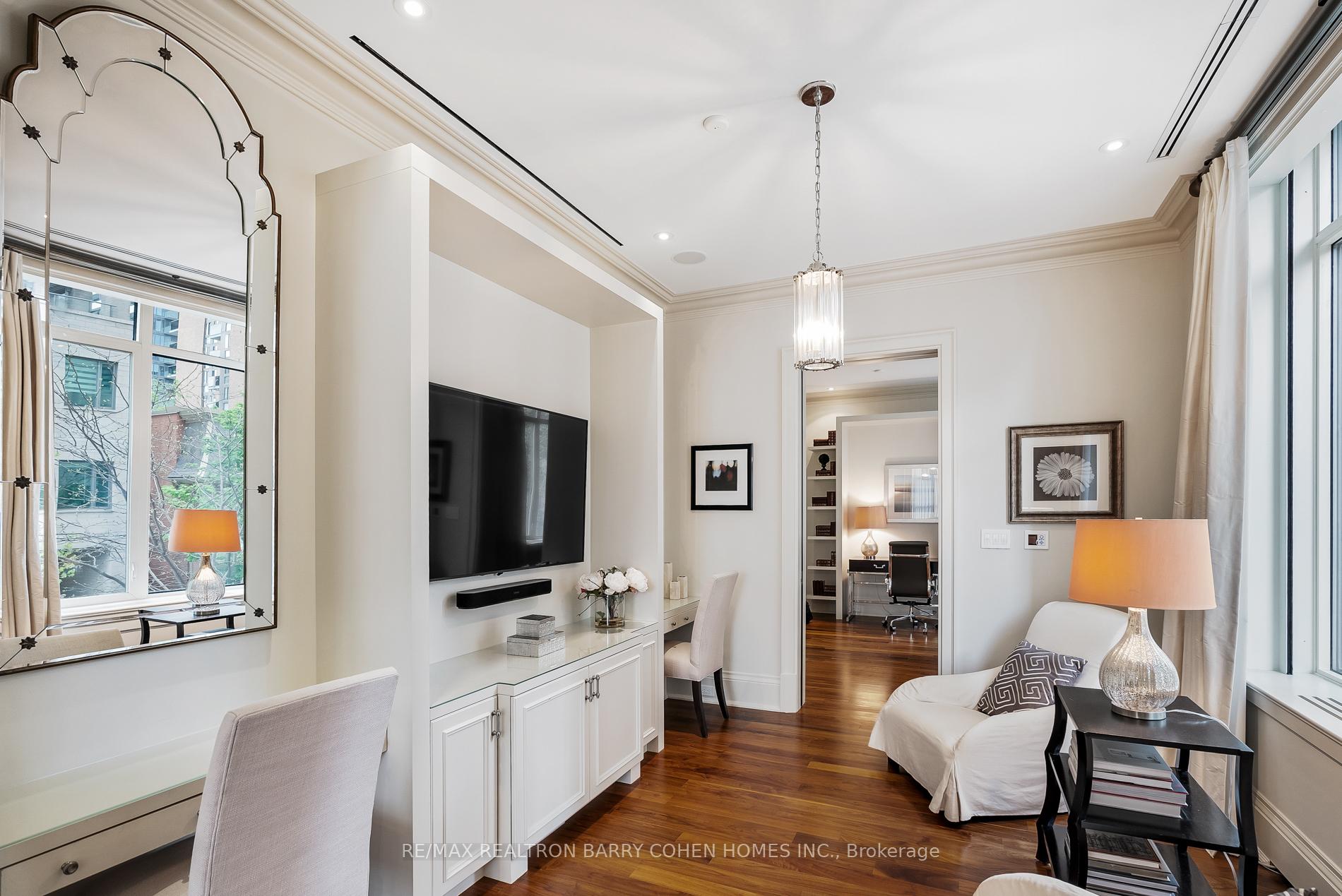 #1A - 1 St Thomas Street, Toronto Unit: 1A