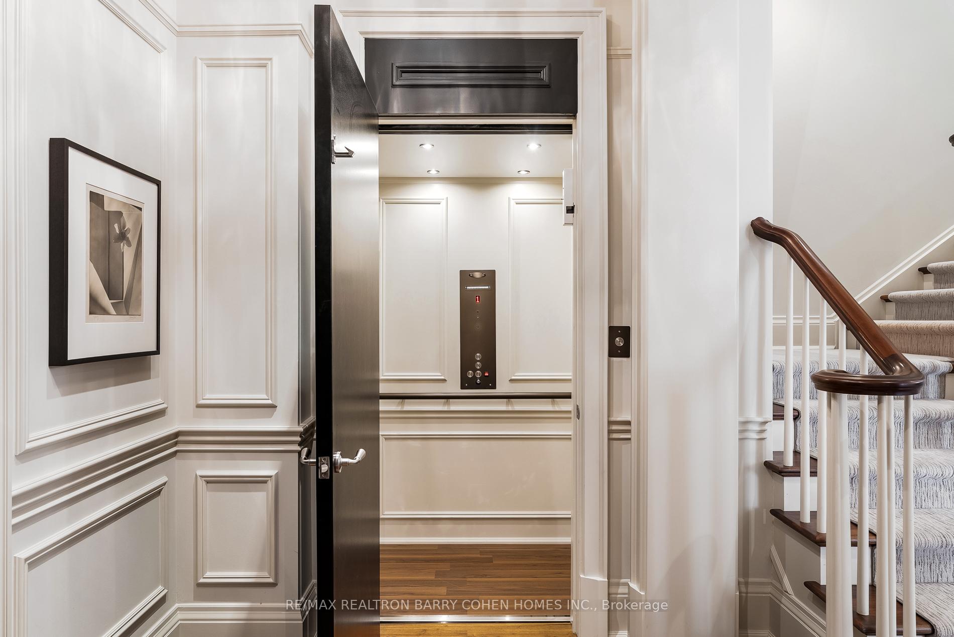 #1A - 1 St Thomas Street, Toronto Unit: 1A