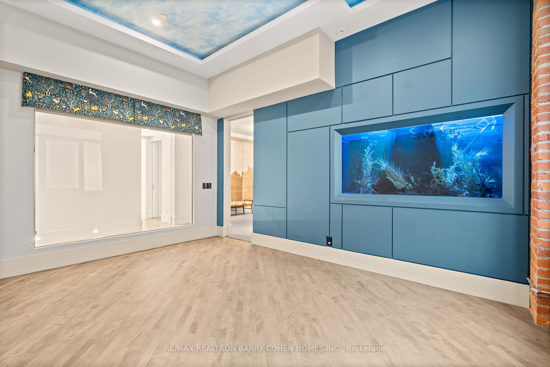 468 Wellington Street W 300