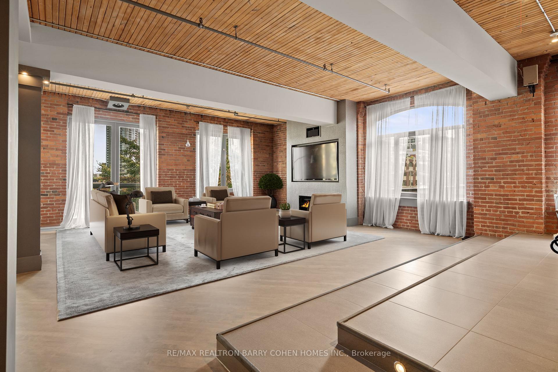 468 Wellington Street W 300