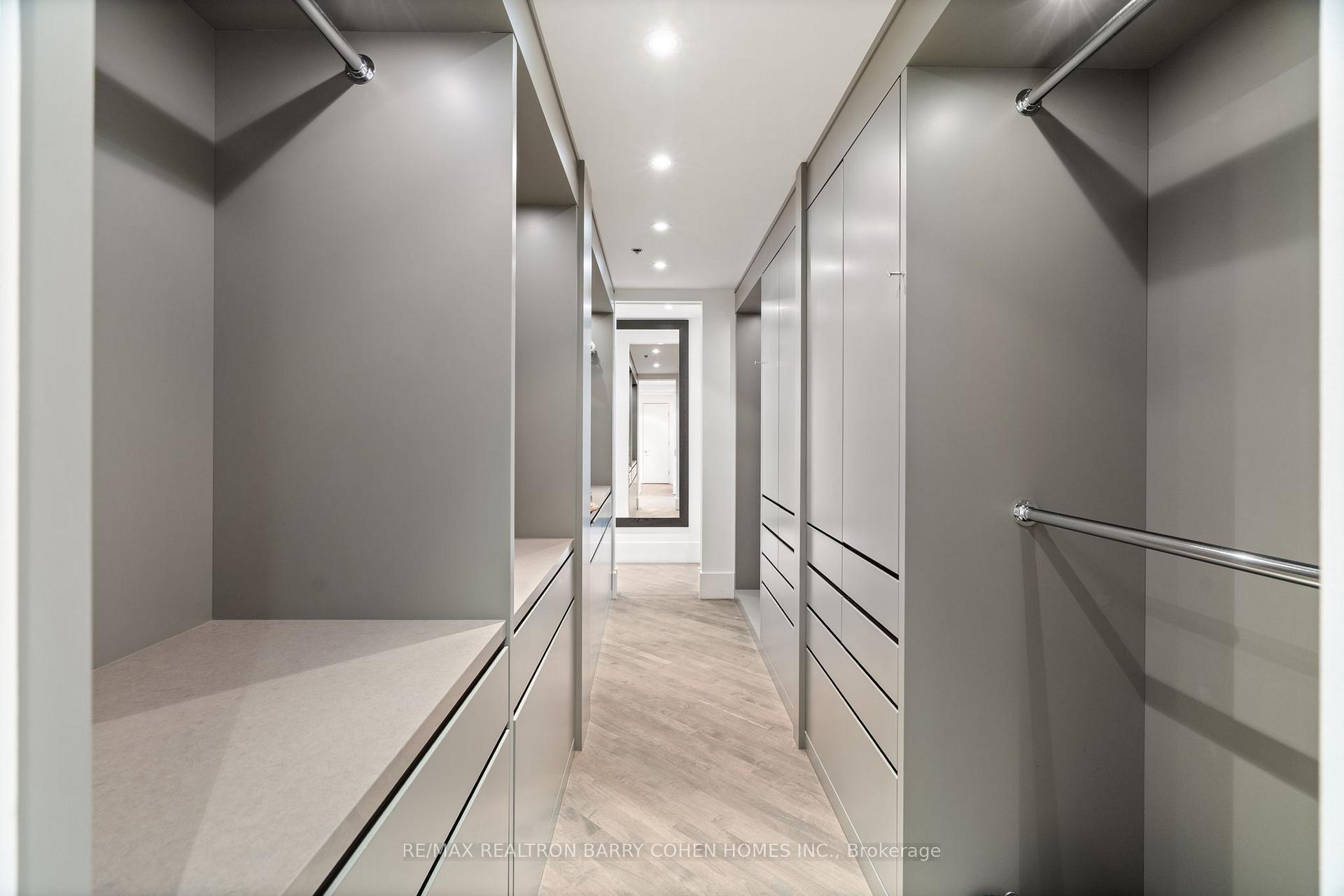 468 Wellington Street W 300