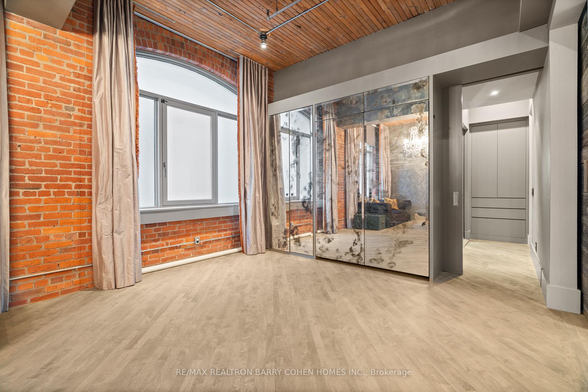 468 Wellington Street W 300