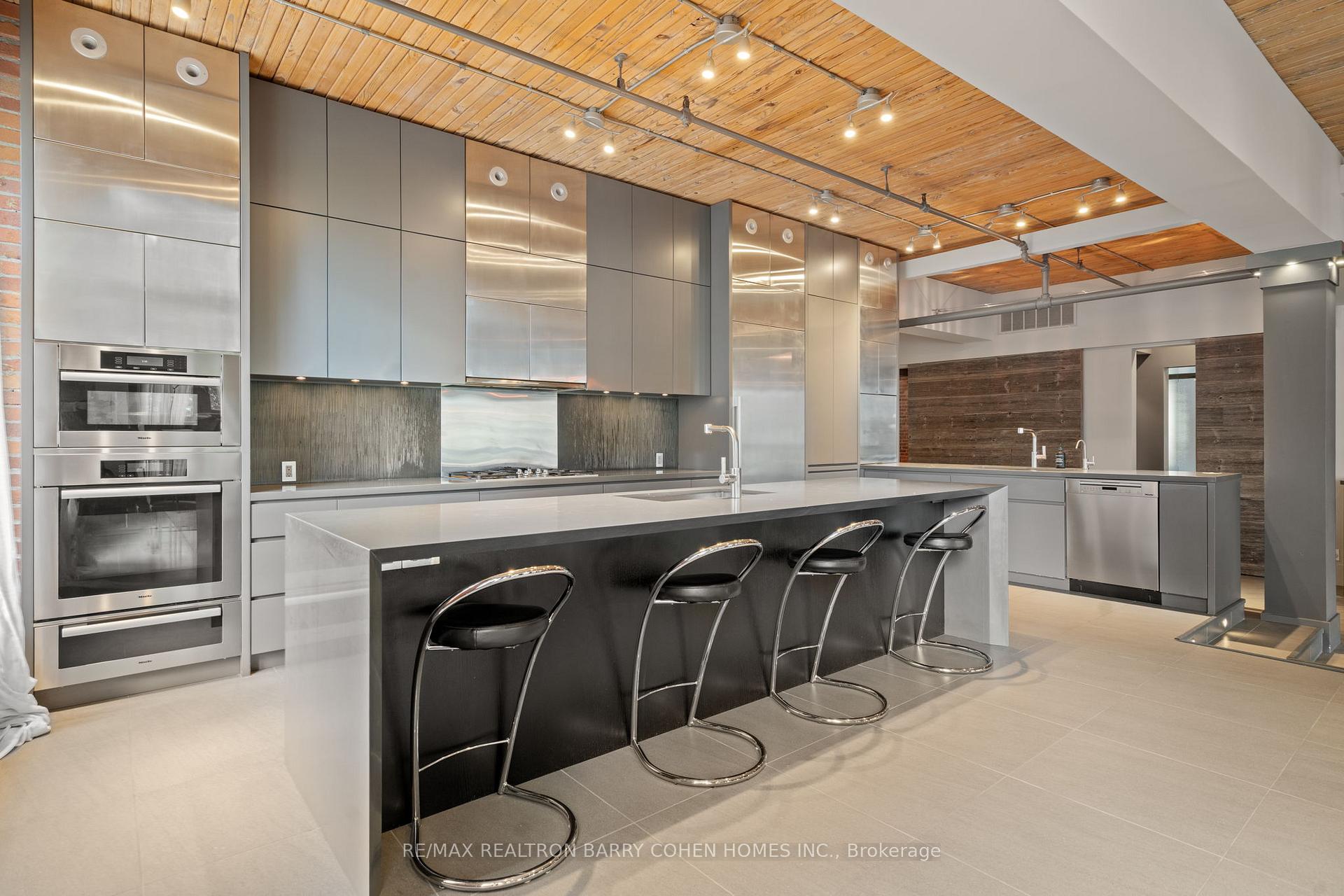 468 Wellington Street W 300