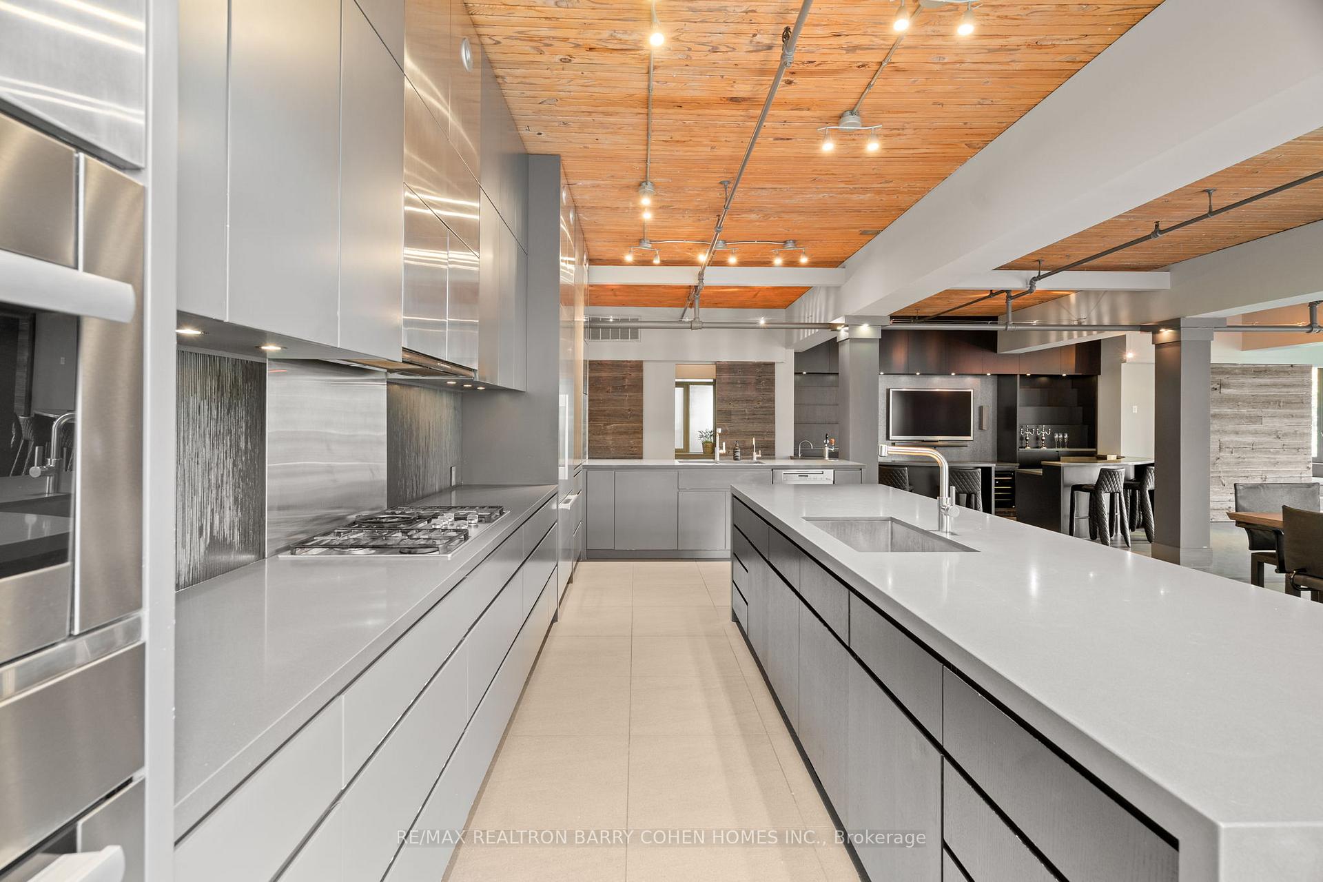 468 Wellington Street W 300