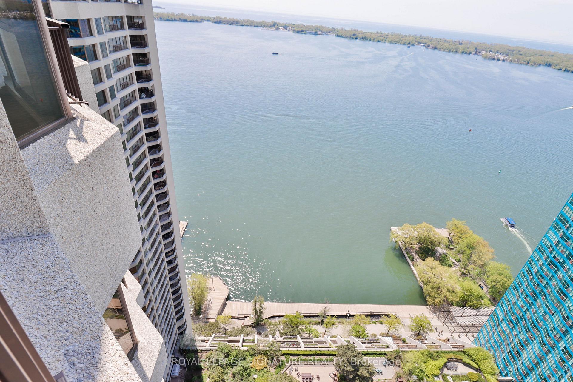 55 Harbour Square PH10