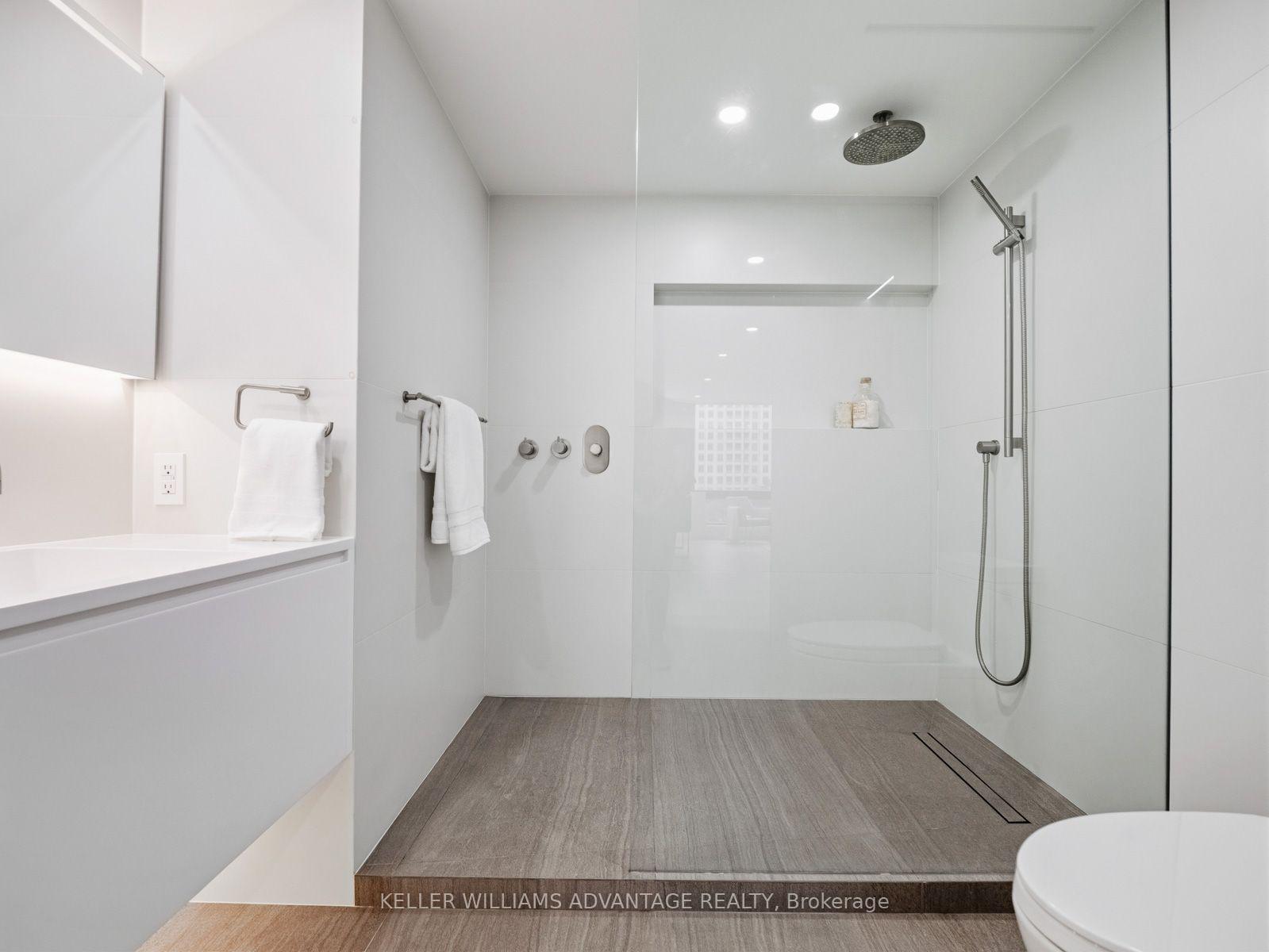 1166 Bay Street 1002, Toronto Unit: 1002