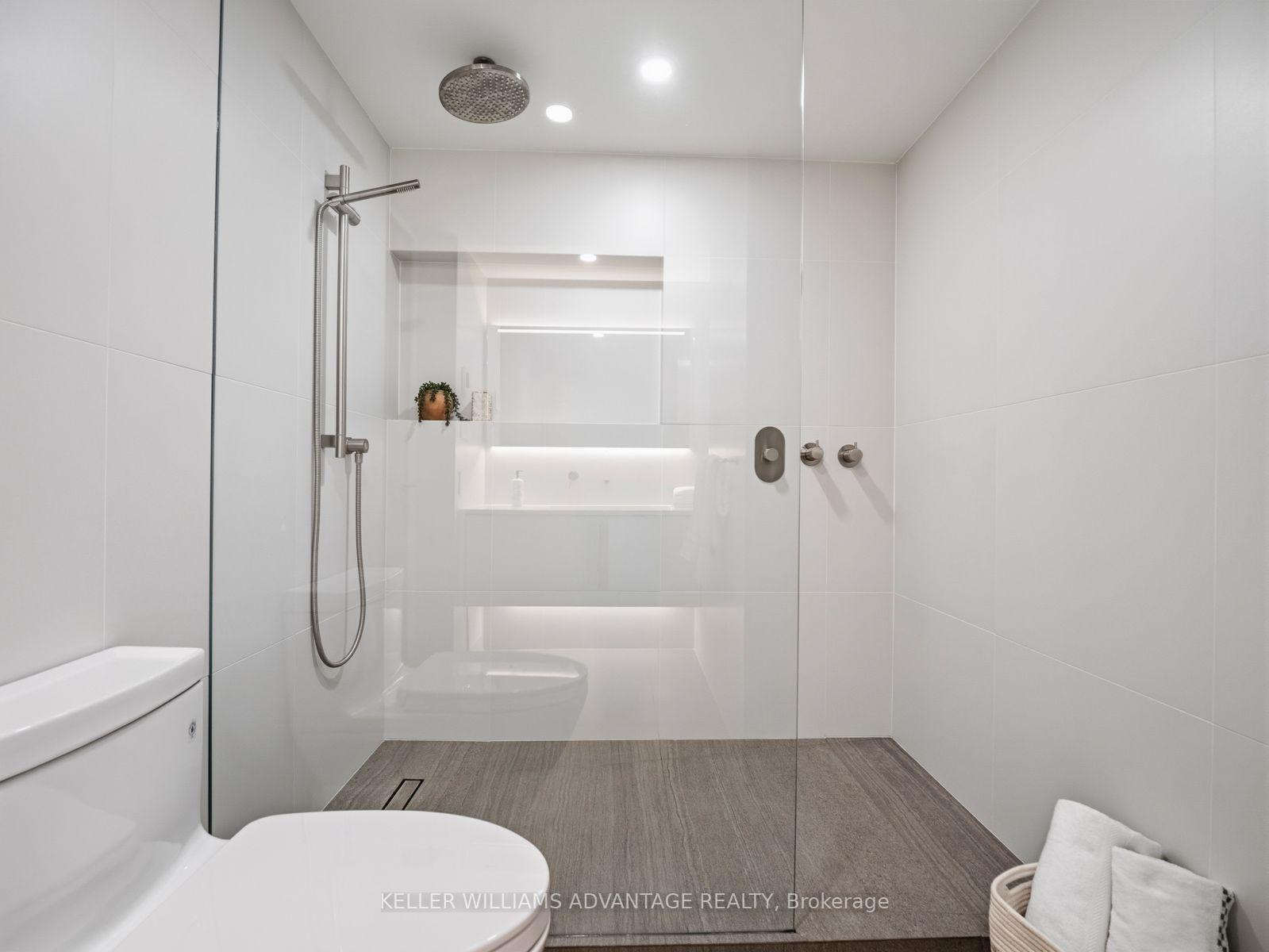 1166 Bay Street 1002, Toronto Unit: 1002