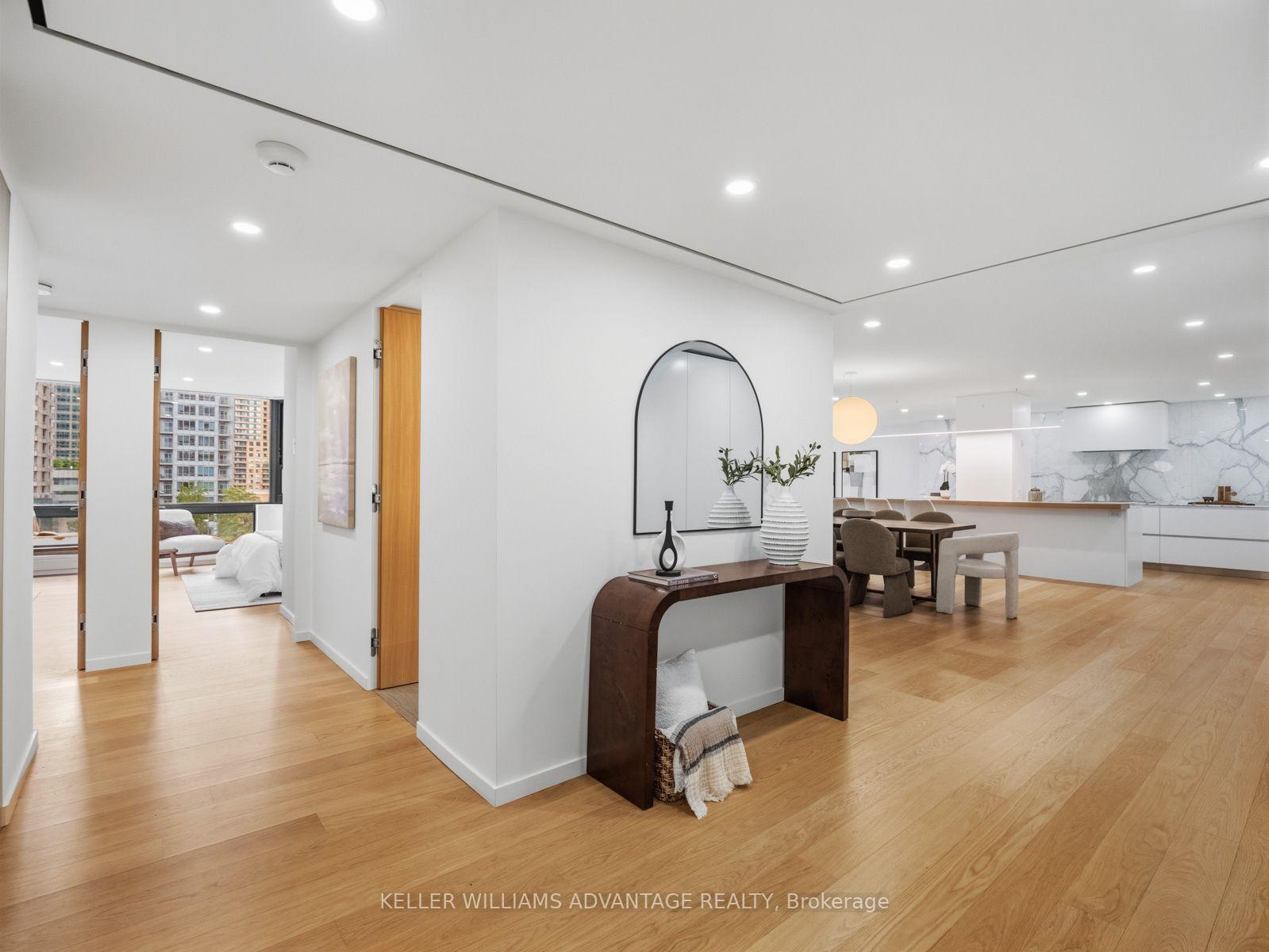 1166 Bay Street 1002, Toronto Unit: 1002