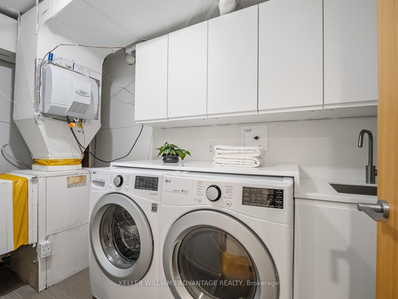 1166 Bay Street 1002, Toronto Unit: 1002