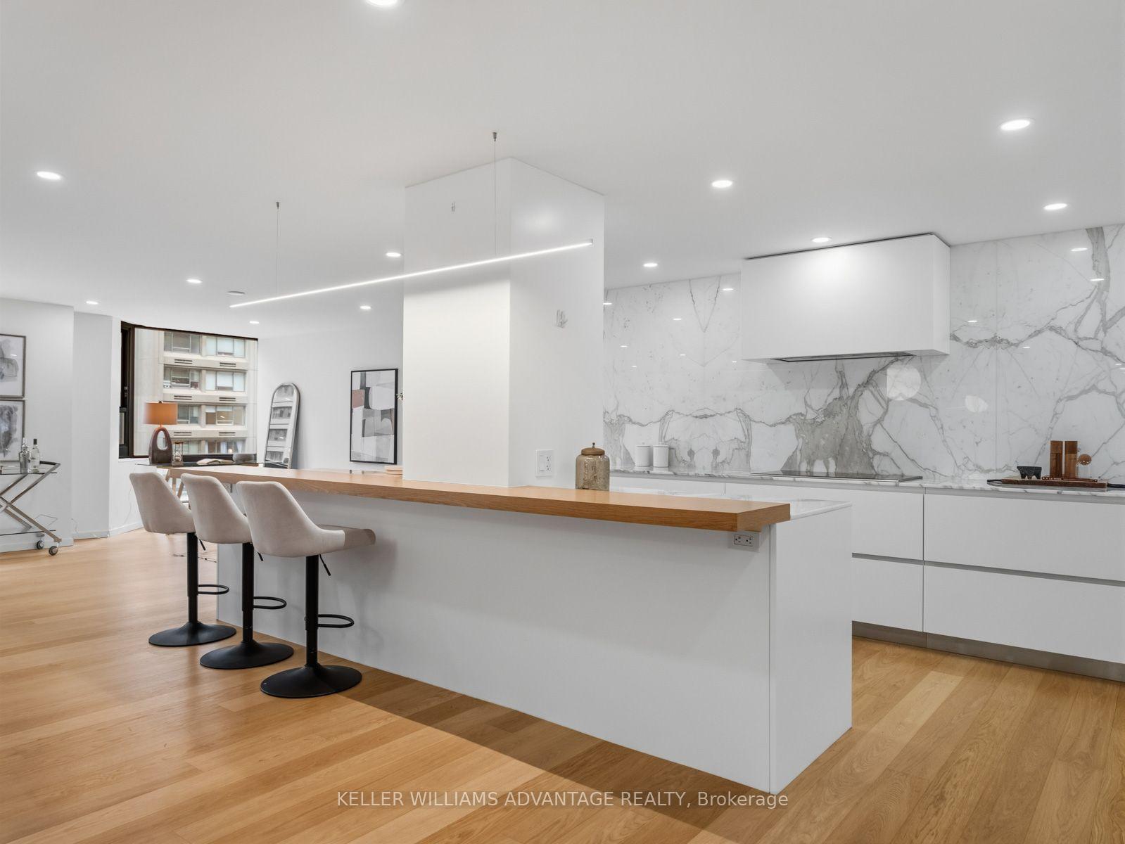 1166 Bay Street 1002, Toronto Unit: 1002