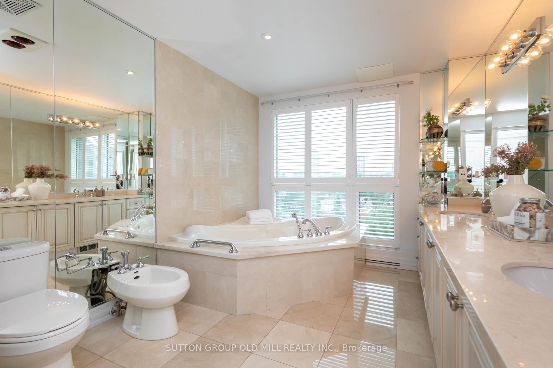 38 Avenue Road 700, Toronto Unit: 700
