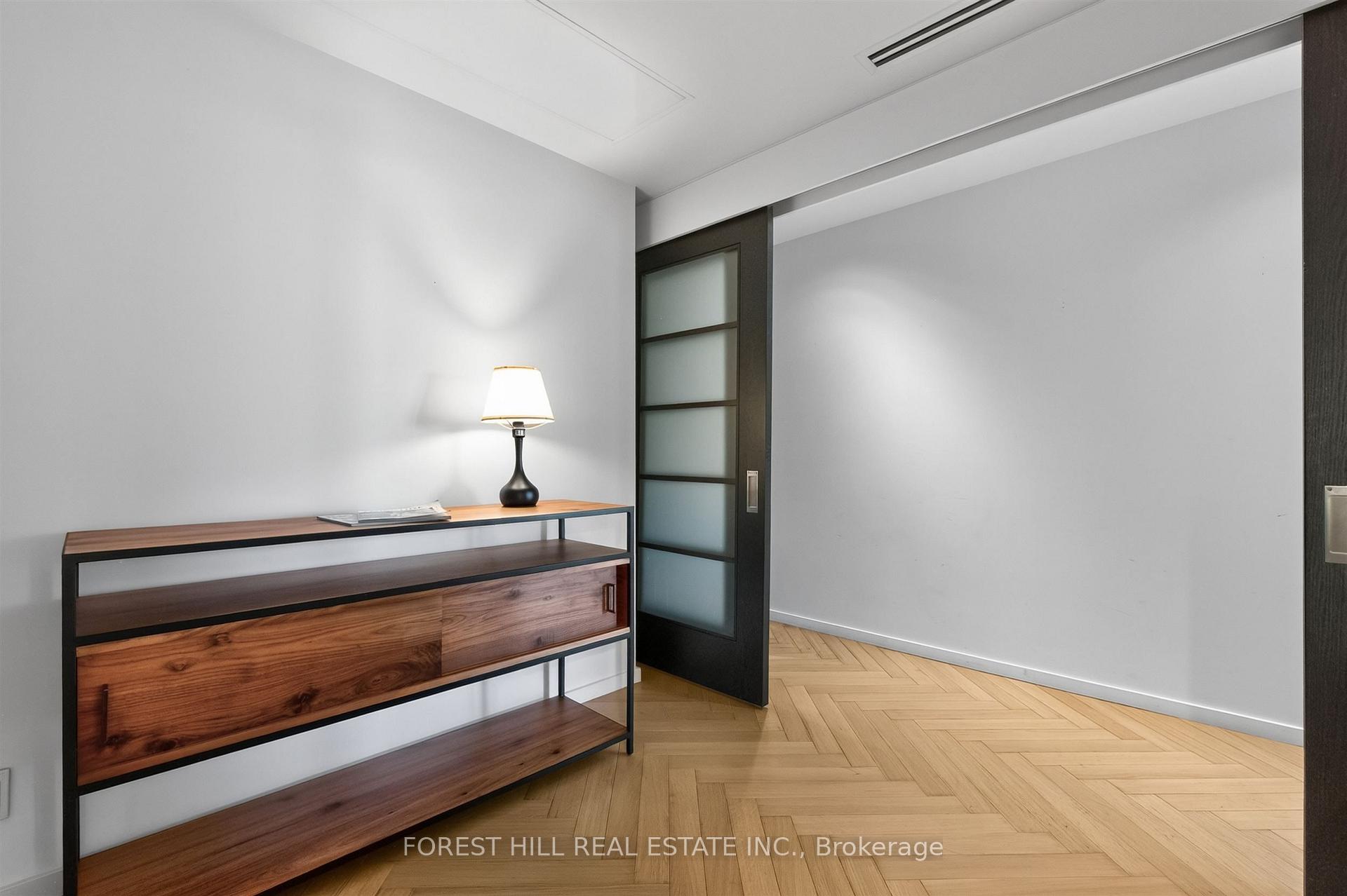 180 University Avenue 2305, Toronto Unit: 2305