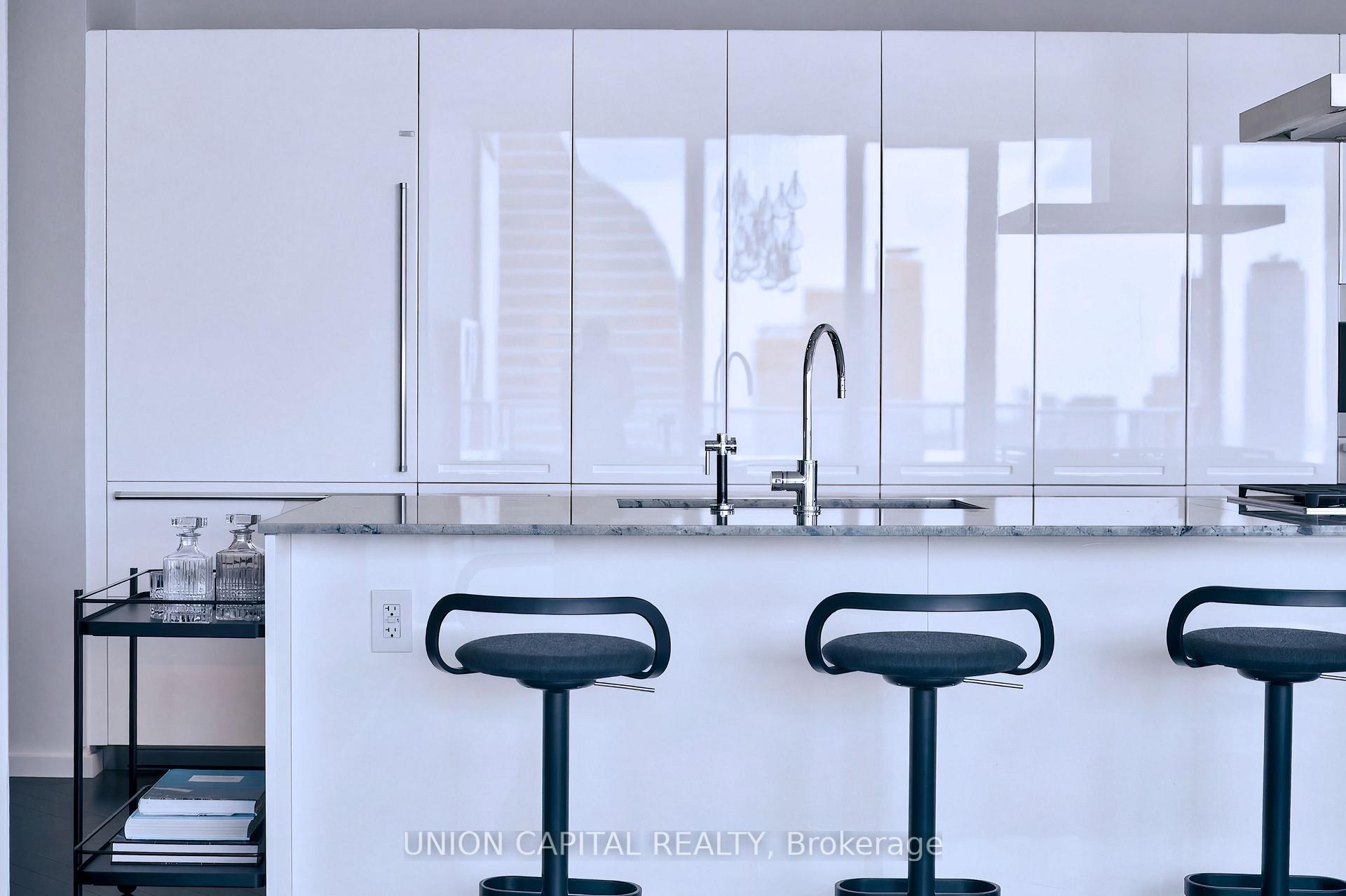 180 University Avenue 5508, Toronto Unit: 5508