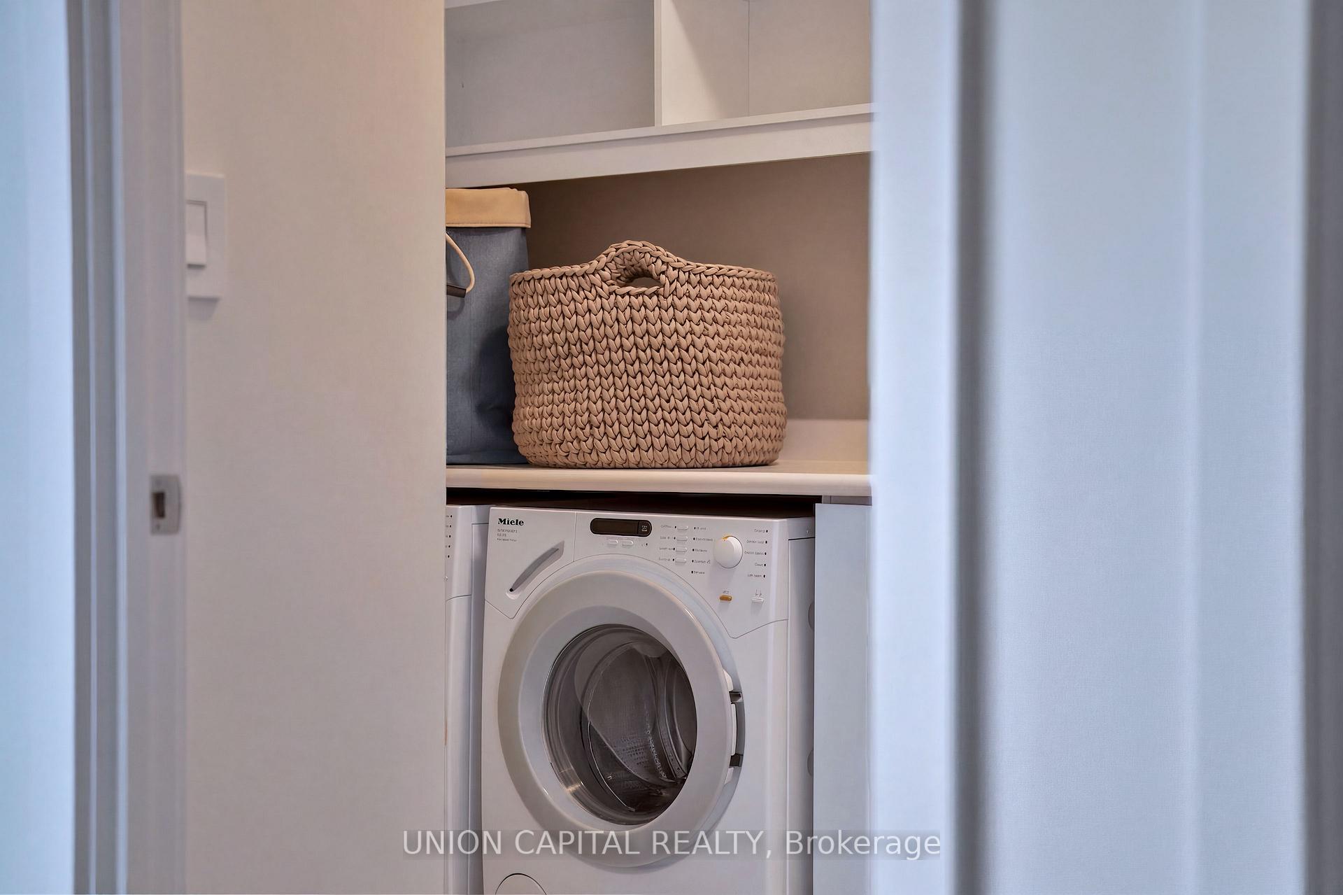 180 University Avenue 5508, Toronto Unit: 5508