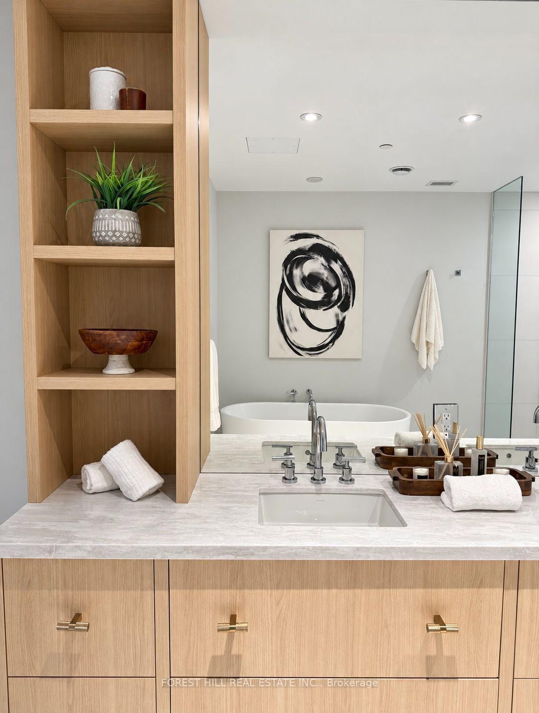 2010 Bathurst Street 6A, Toronto Unit: 6A