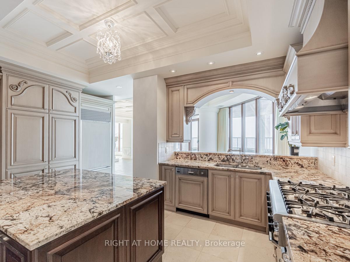 2095 Lake Shore Boulevard W LPH19