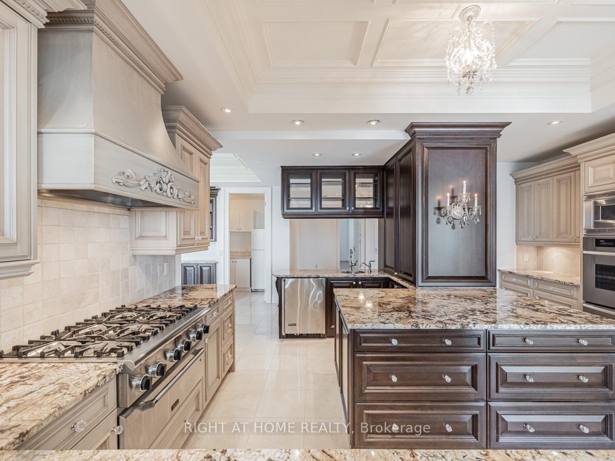 2095 Lake Shore Boulevard W LPH19