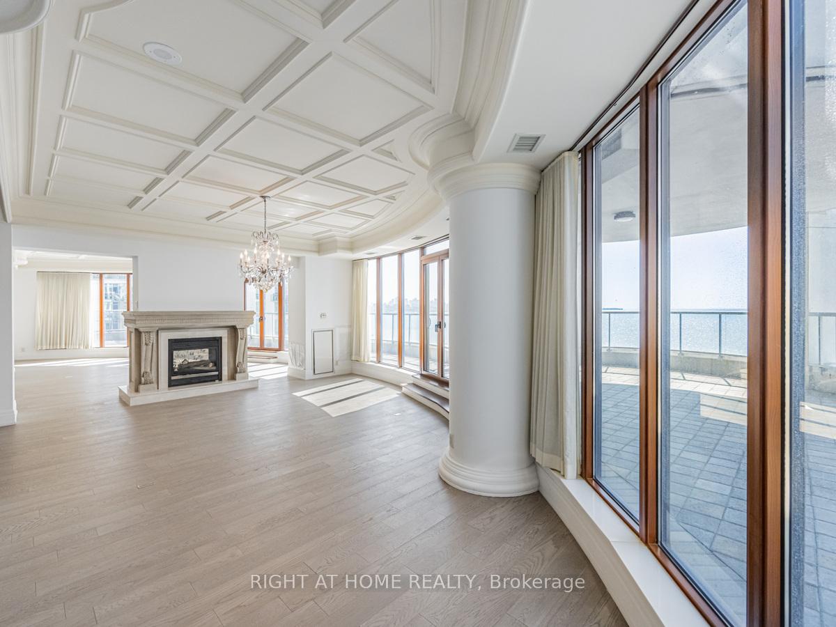 2095 Lake Shore Boulevard W LPH19