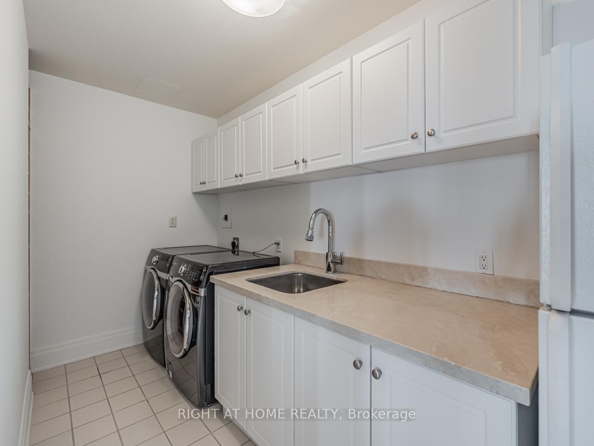 2095 Lake Shore Boulevard W LPH19