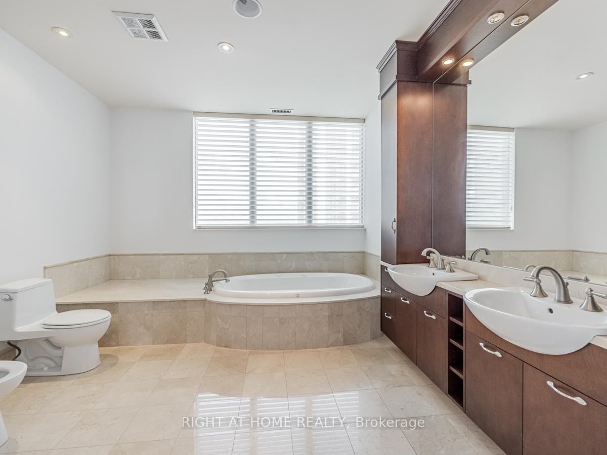 2095 Lake Shore Boulevard W LPH19