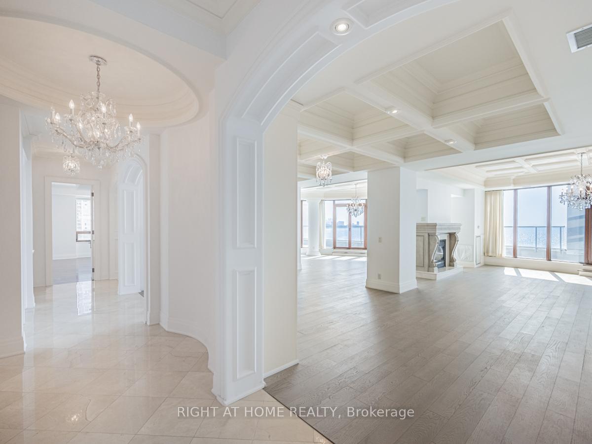 2095 Lake Shore Boulevard W LPH19