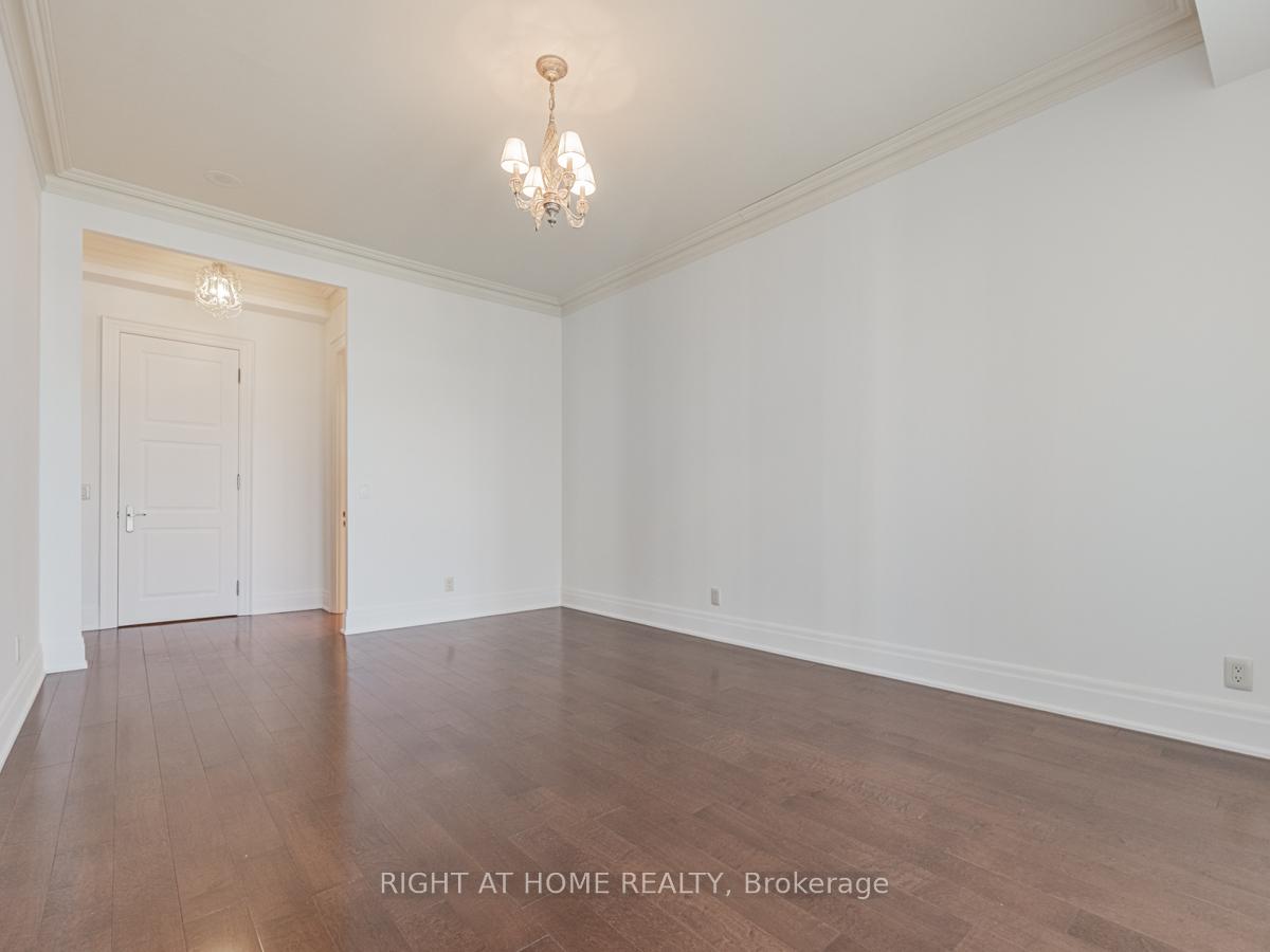 2095 Lake Shore Boulevard W LPH19