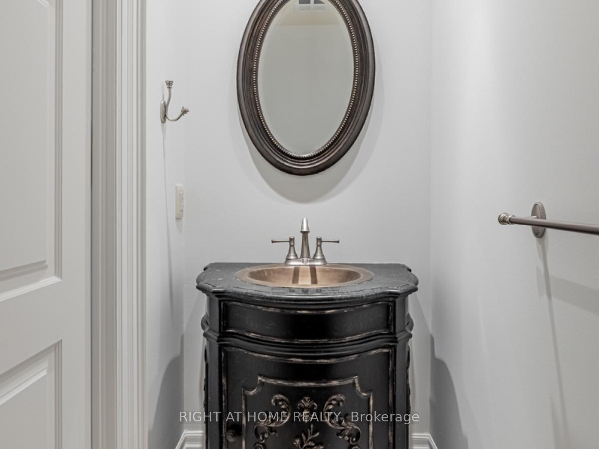 2095 Lake Shore Boulevard W LPH19