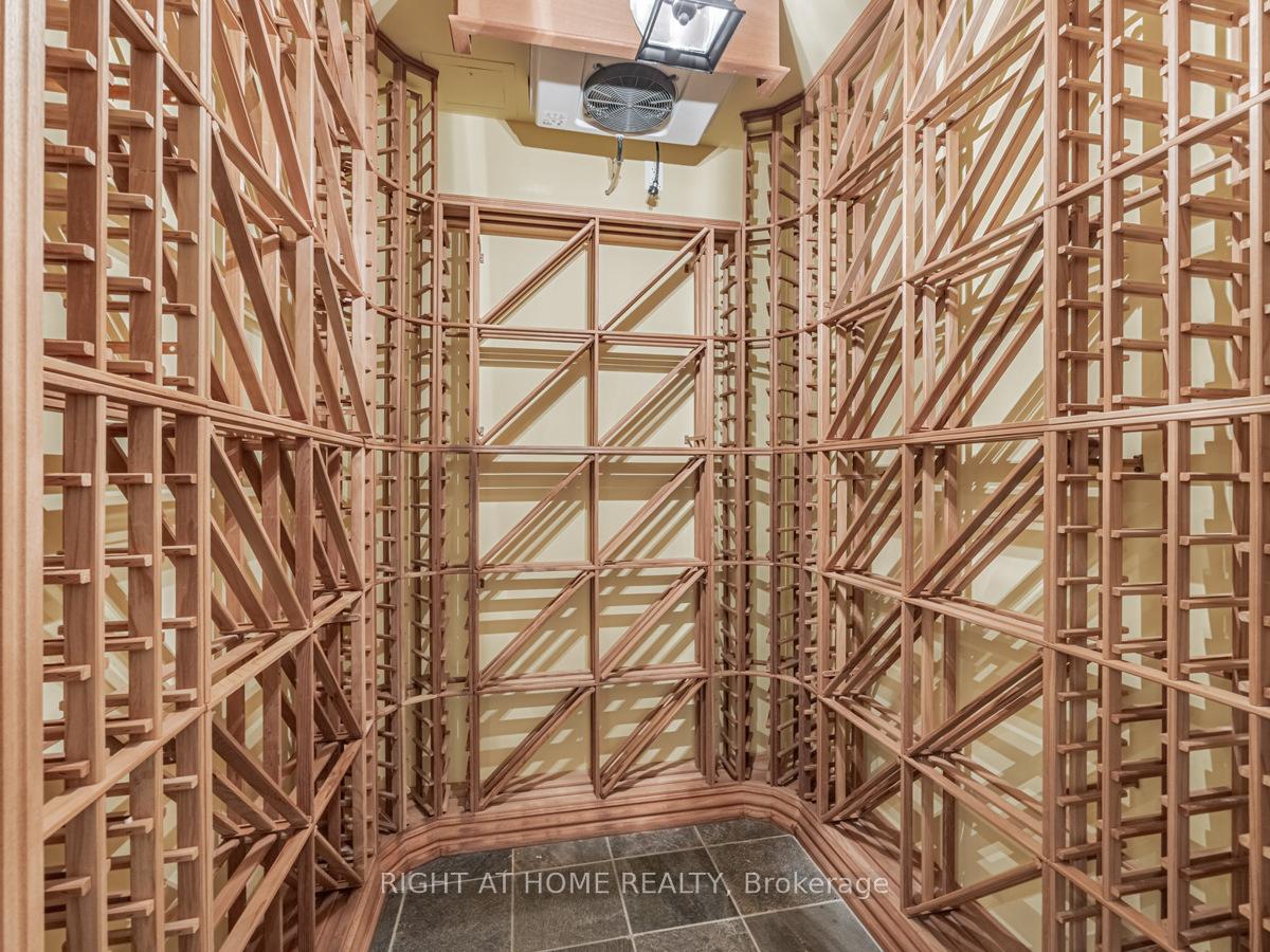 2095 Lake Shore Boulevard W LPH19